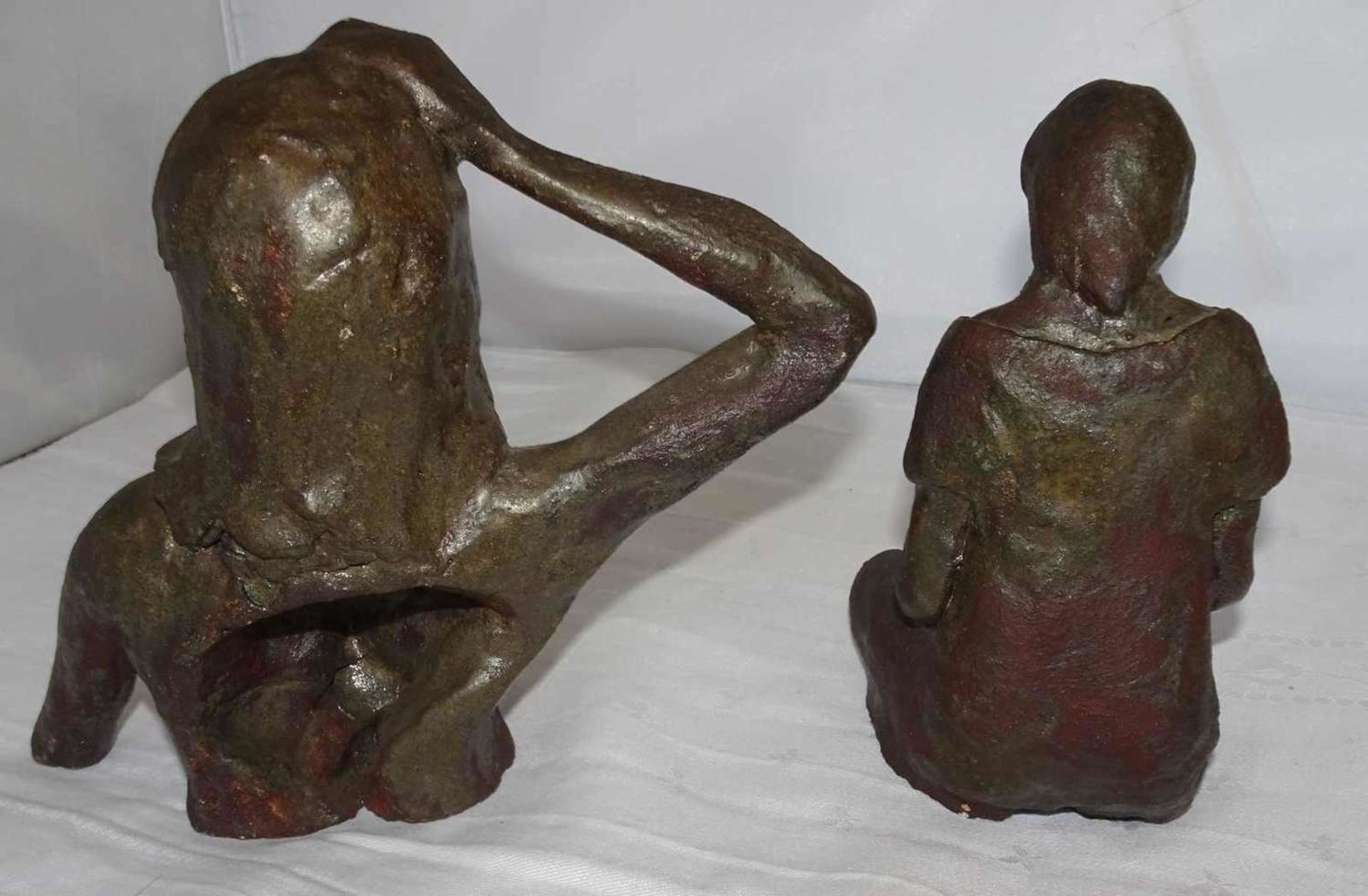 Zwei Keramik - Figuren, Künstlerarbeit, 1 x Frauenbüste und 1 x Meditierende. Höhe: ca. 15 cm. - Bild 2 aus 2