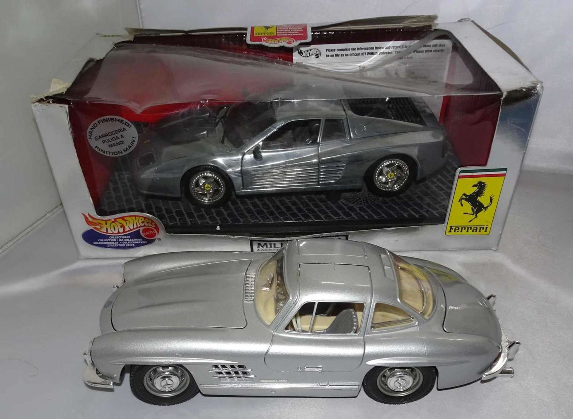 2 B-Burago Modellautos, Sonderedition Mercedes 300SL, sowie 1 Ferrari Millenum im Originalkarton.