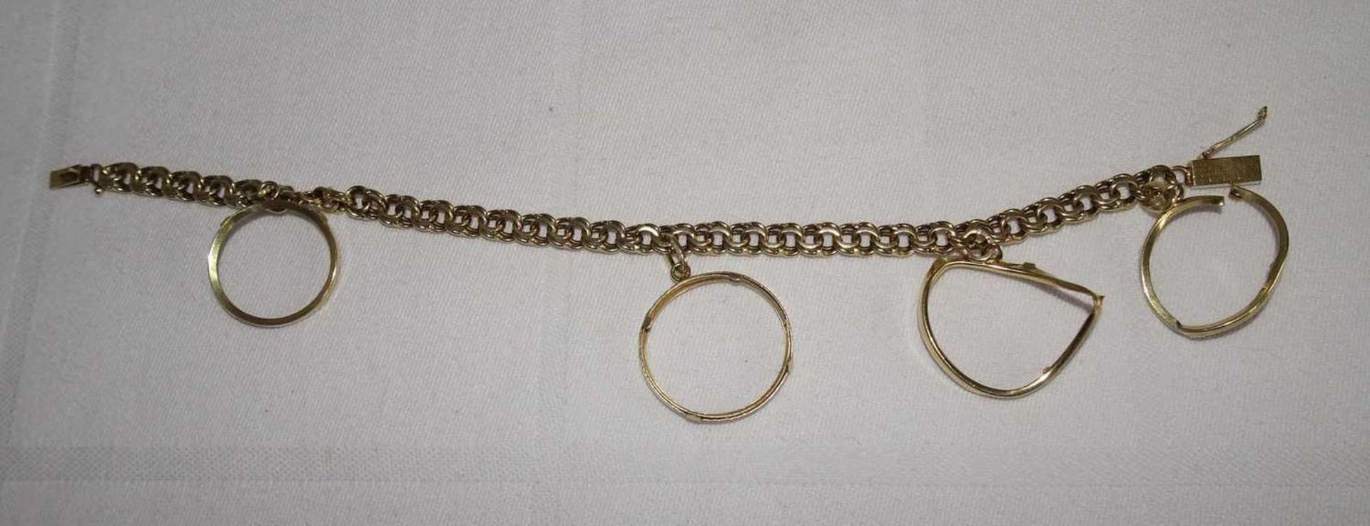 Armband, 585er Gelbgold, Länge ca. 19 cm, mit beschädigten Münzhalterungen. Gewicht ca. 13,8