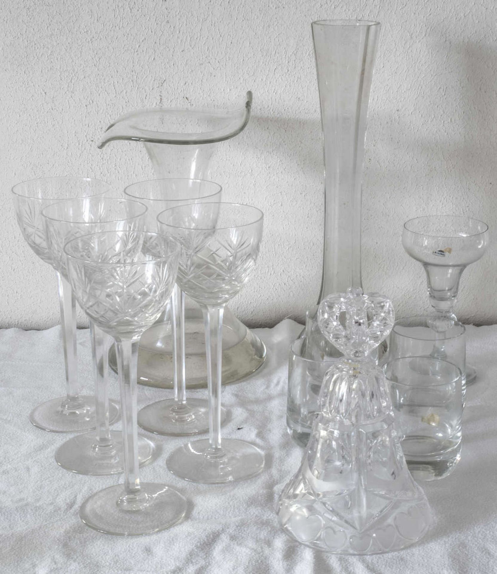 Kristall - Konvolut, bestehend aus zwei Vasen, einem Kerzenständer, fünf Weingläsern, geschliffen,