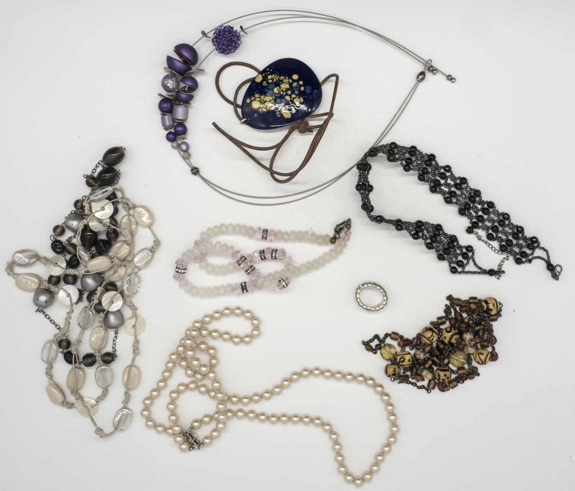 Lot Modeschmuck, dabei ausgefallene Ketten.