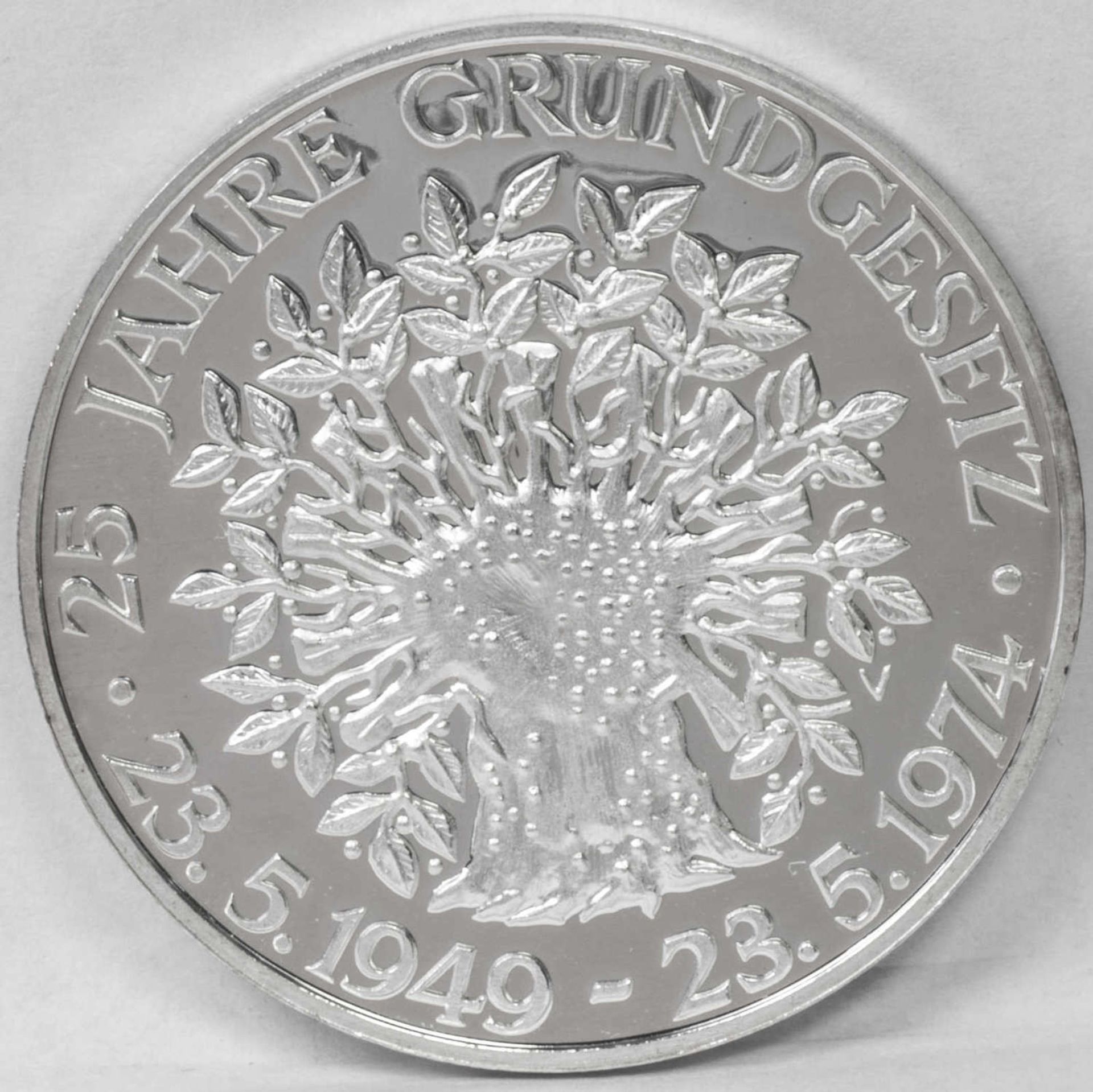 BRD 1074, Medaille "25 Jahre deutsches Grundgesetz", Silber 1000, Gewicht: ca. 25,2 g.