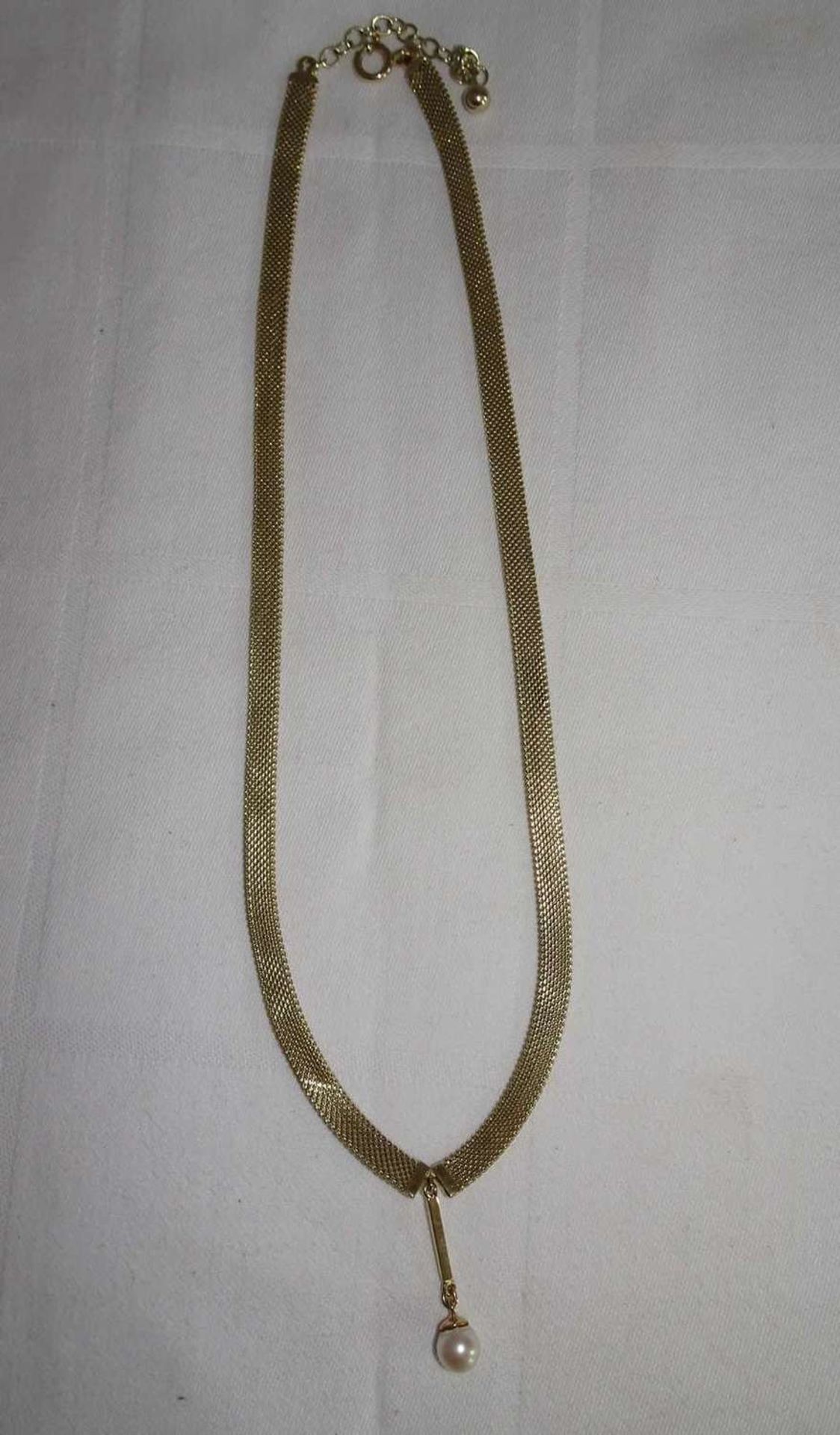 Collier, 585er Gelbgold, mit Perlabhängung. Länge ca. 45 cm. Gewicht ca. 26,6 gr.