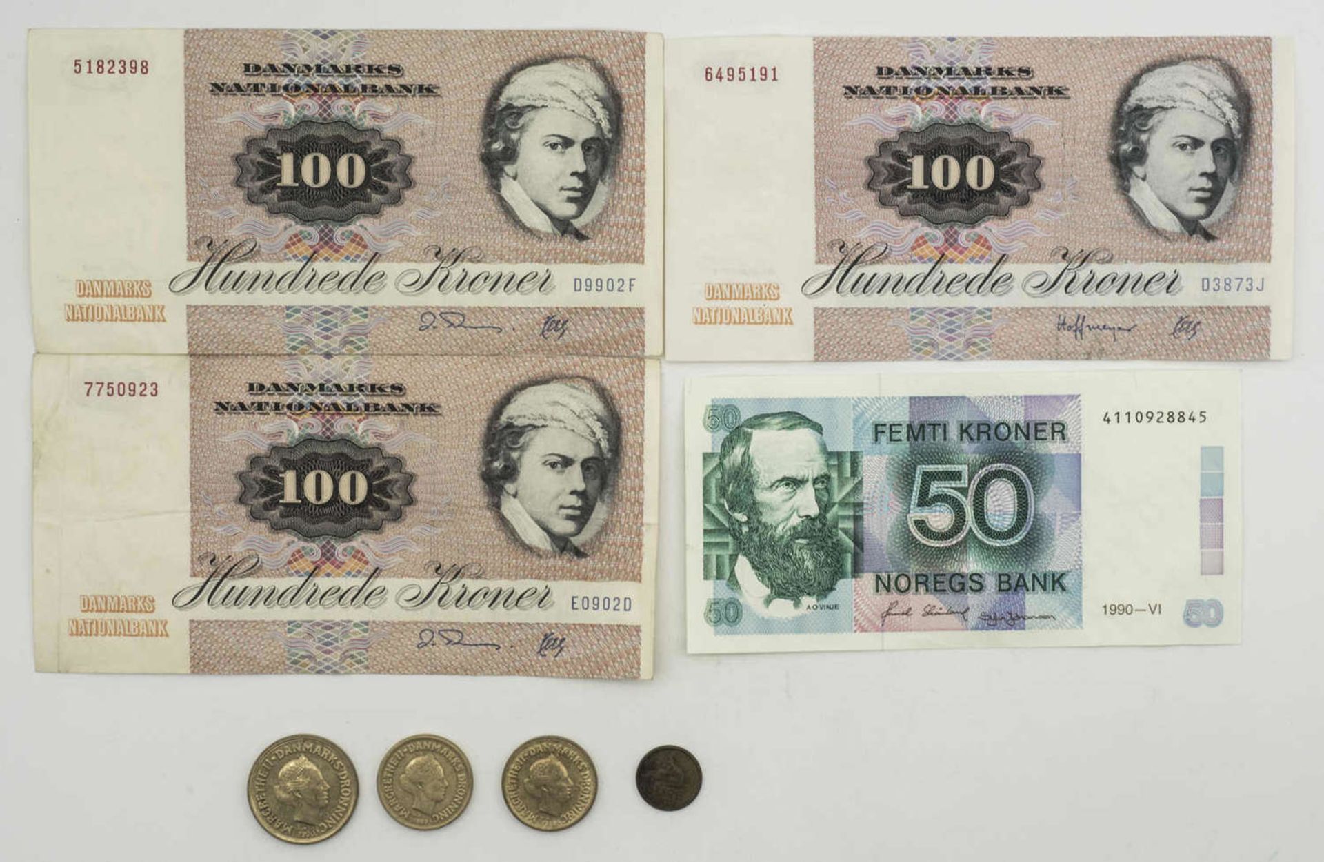 Dänemark, drei 100.- Kronen Banknoten plus etwas Kleingeld. Dazu Norwegen eine 50 Kronen Banknote. - Bild 2 aus 2