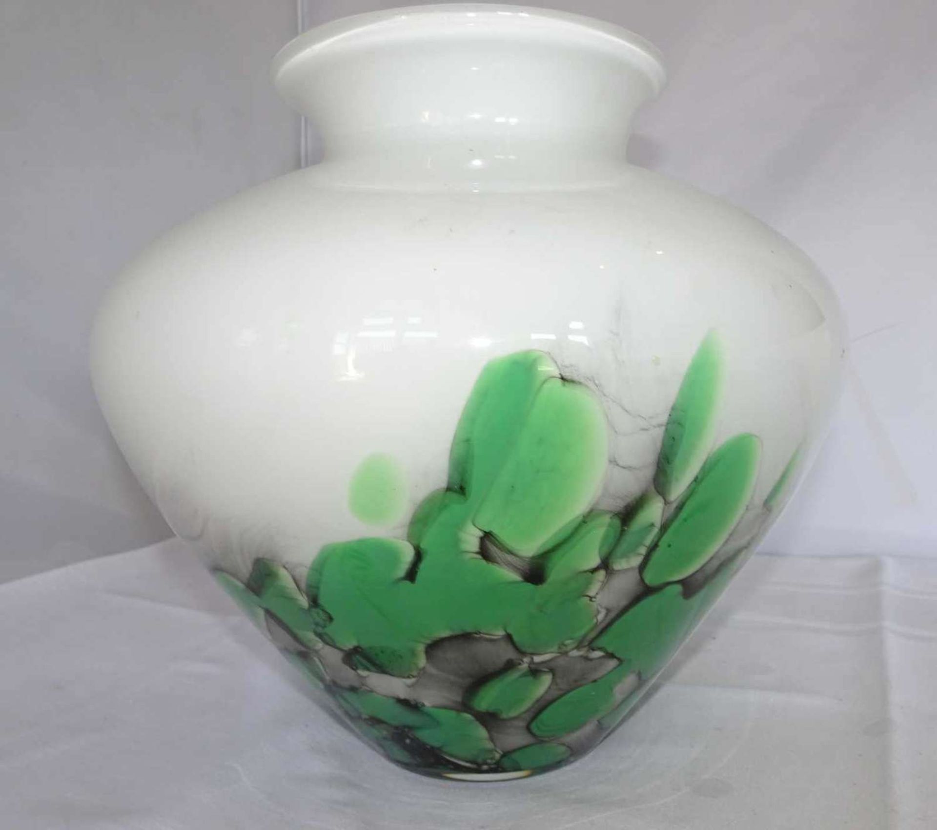 1 Murano Glasvase, weißes Milchglas mit grün/schwarzen Einschmelzungen. Höhe ca. 21 cm.