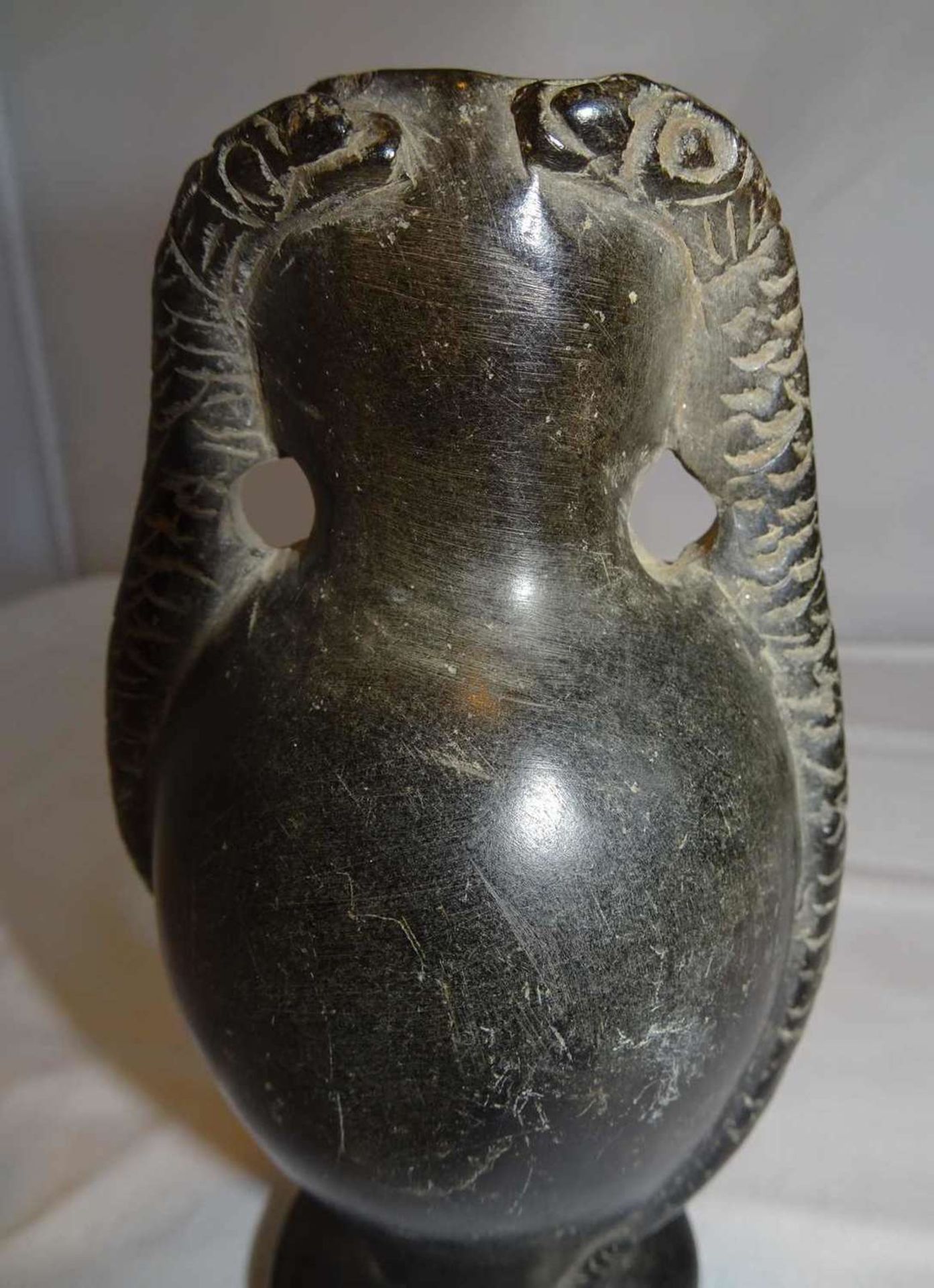 schöne geschnitzte Steinvase, wohl römisch? Bitte besichtigen! beautiful carved stone vase, - Image 2 of 2
