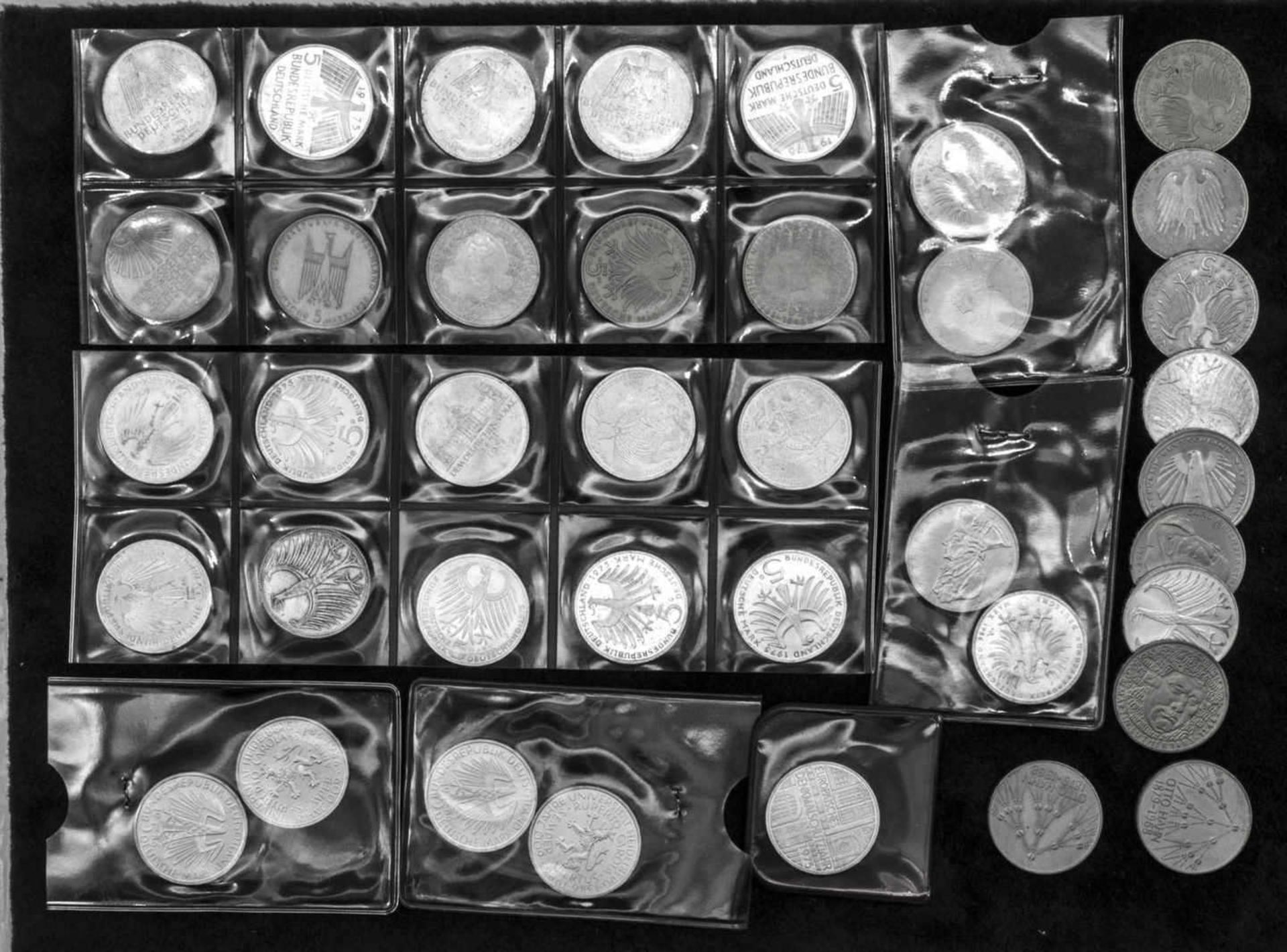BRD, Lot 5.- DM - Münzen, dabei Gedenkmünzen und Silberadler. Insgesamt 39 Stück.