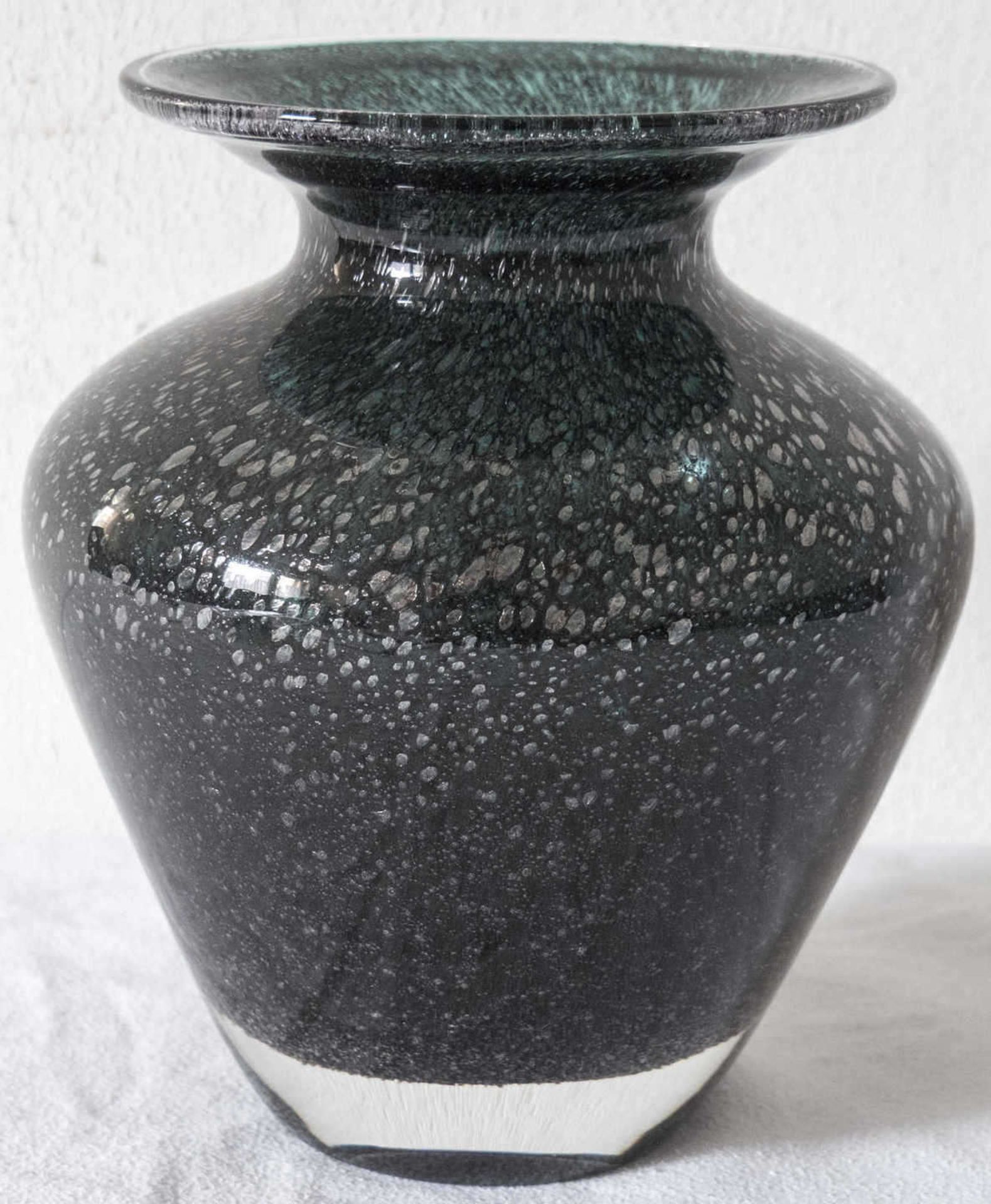 Künstler - Glasvase, farbig innen überfangen. Feine Luftblasen. Höhe: ca. 23 cm. Artist - glass