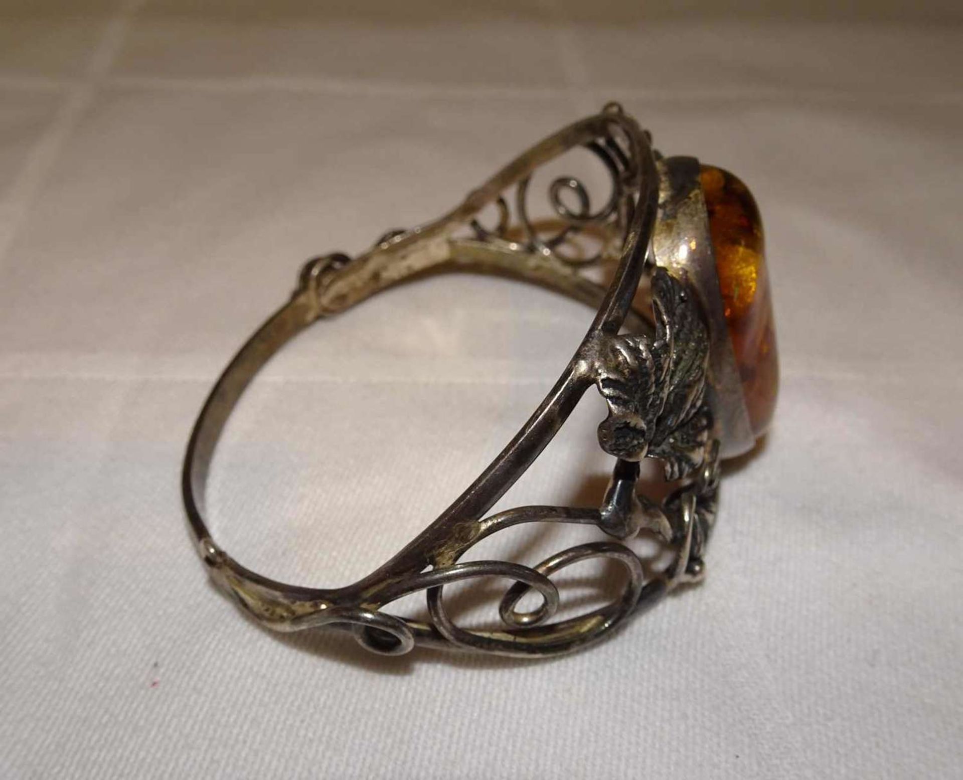 Armreif, Silber mit Punze, besetzt mit Bernstein. S.P. Durchmesser ca. 6,3 cm Lot of silver jewelry - Image 2 of 3
