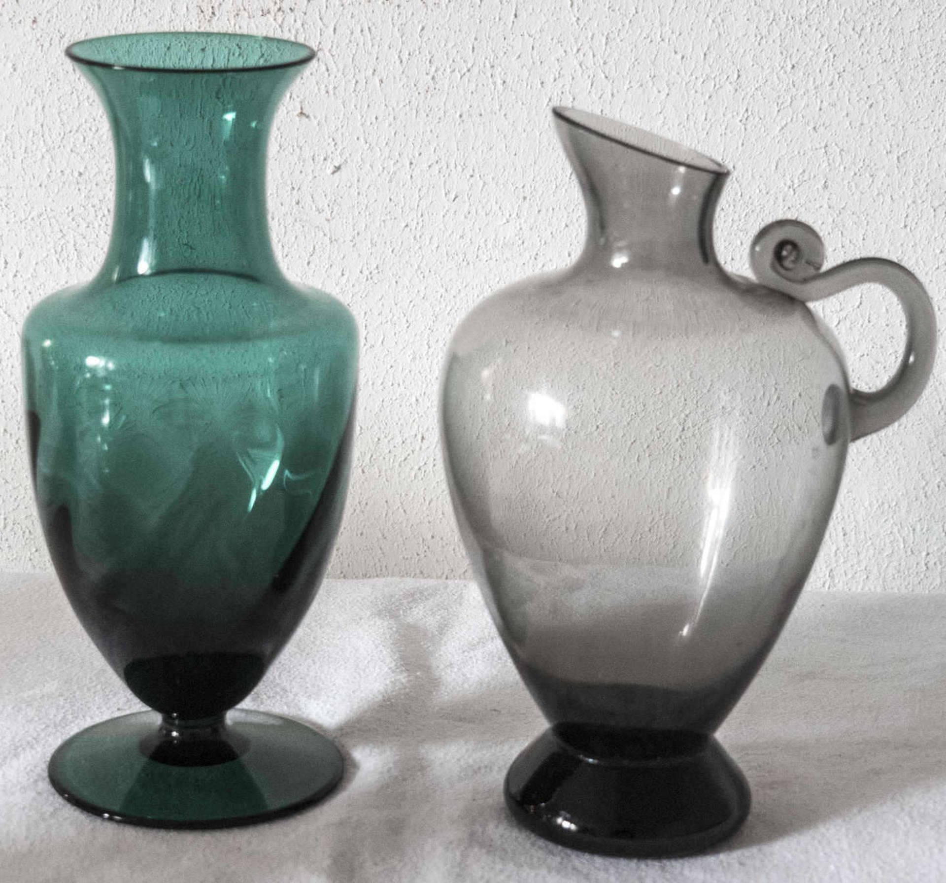 Zwei Glasvasen, bayerischer Wald, Farbglas. Höhe: ca. 20 cm und ca. 19 cm. Two glass vases,