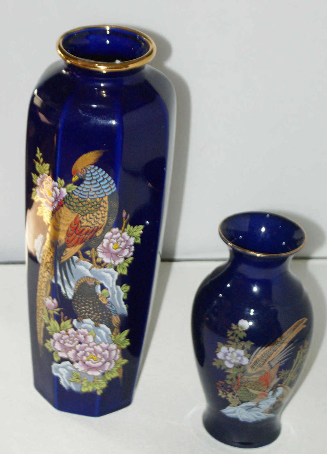2 Porzellanvasen, kobaltblau, mit Vogel Motiven, reichhaltig dekoriert. Große Vase: Höhe ca. 27,5