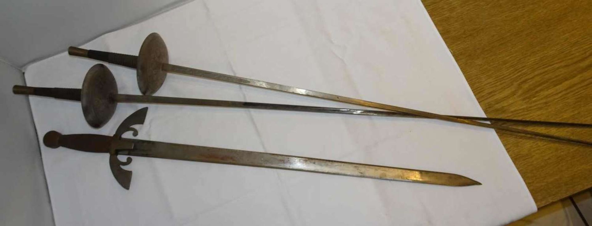 2 Zierdegen, sowie 1 Nachbau eines mittelalterlischen Schwertes, dieses z.B. 74 cm lang. 2