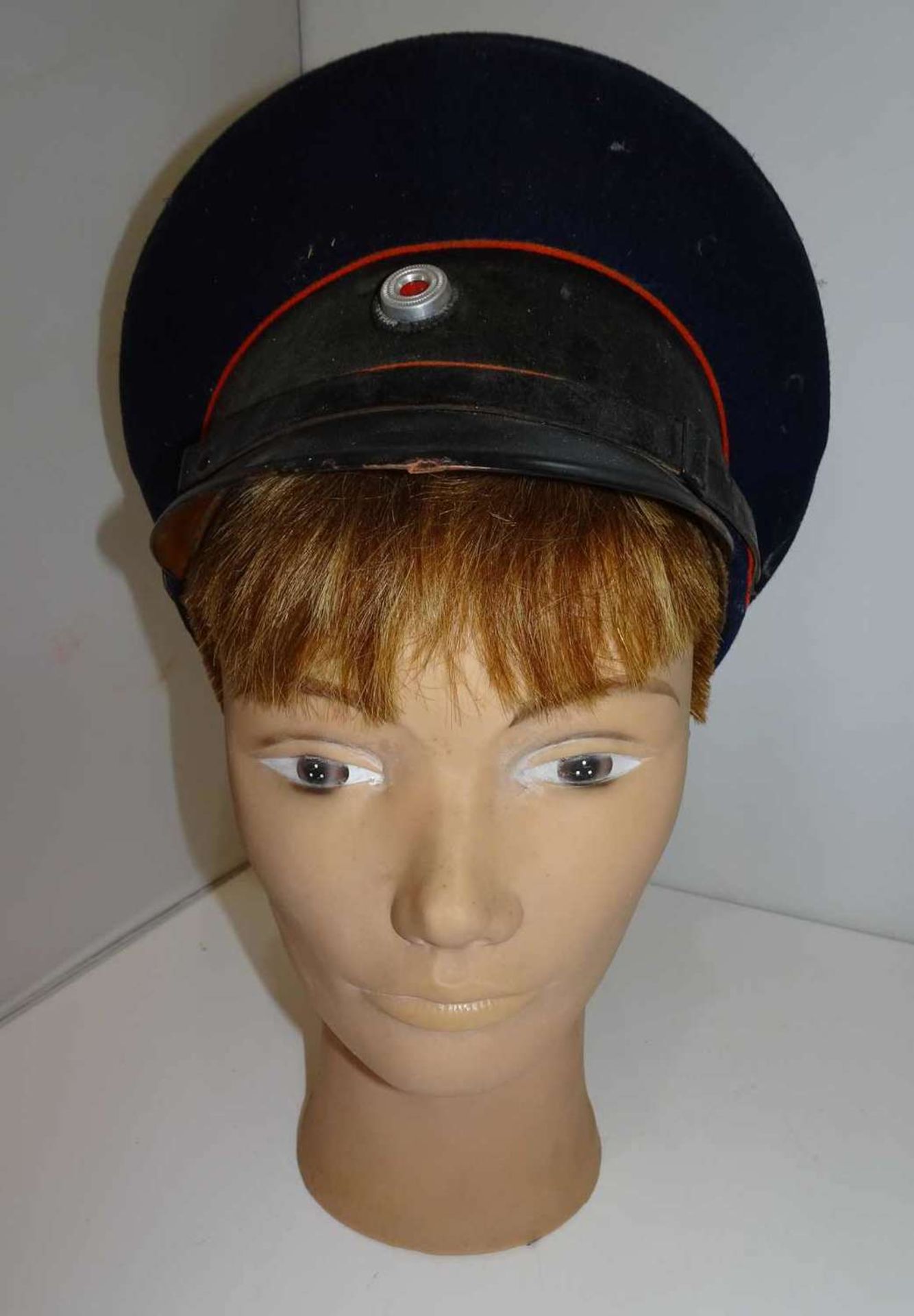 1 Uniformmütze auf Modellkopf. 1 uniform cap on the model head.