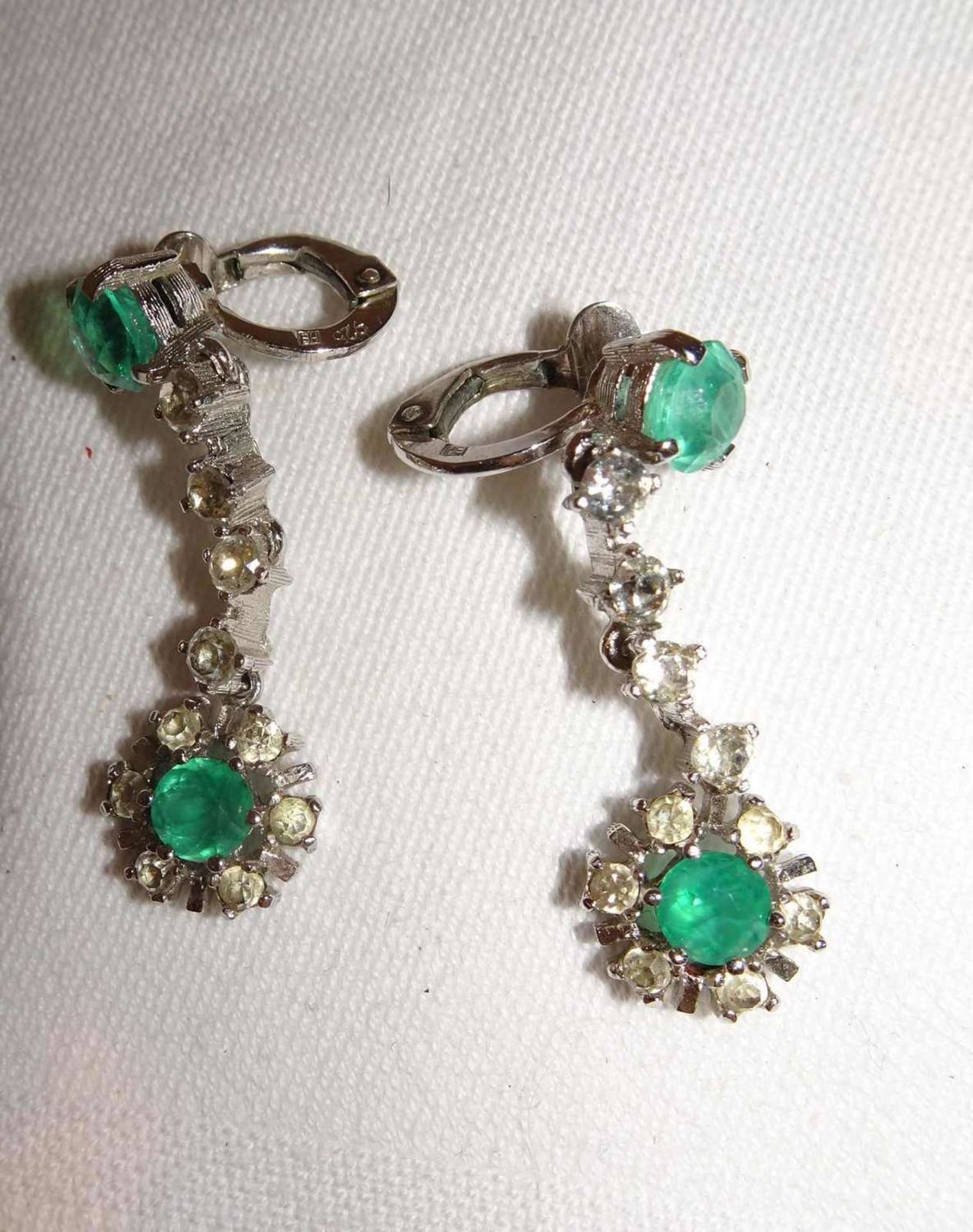 1 Paar Ohrclips, 925er Silber, besetzt mit grünen Glassteinen. Gesamtgewicht ca. 7,5 gr. 1 pair of