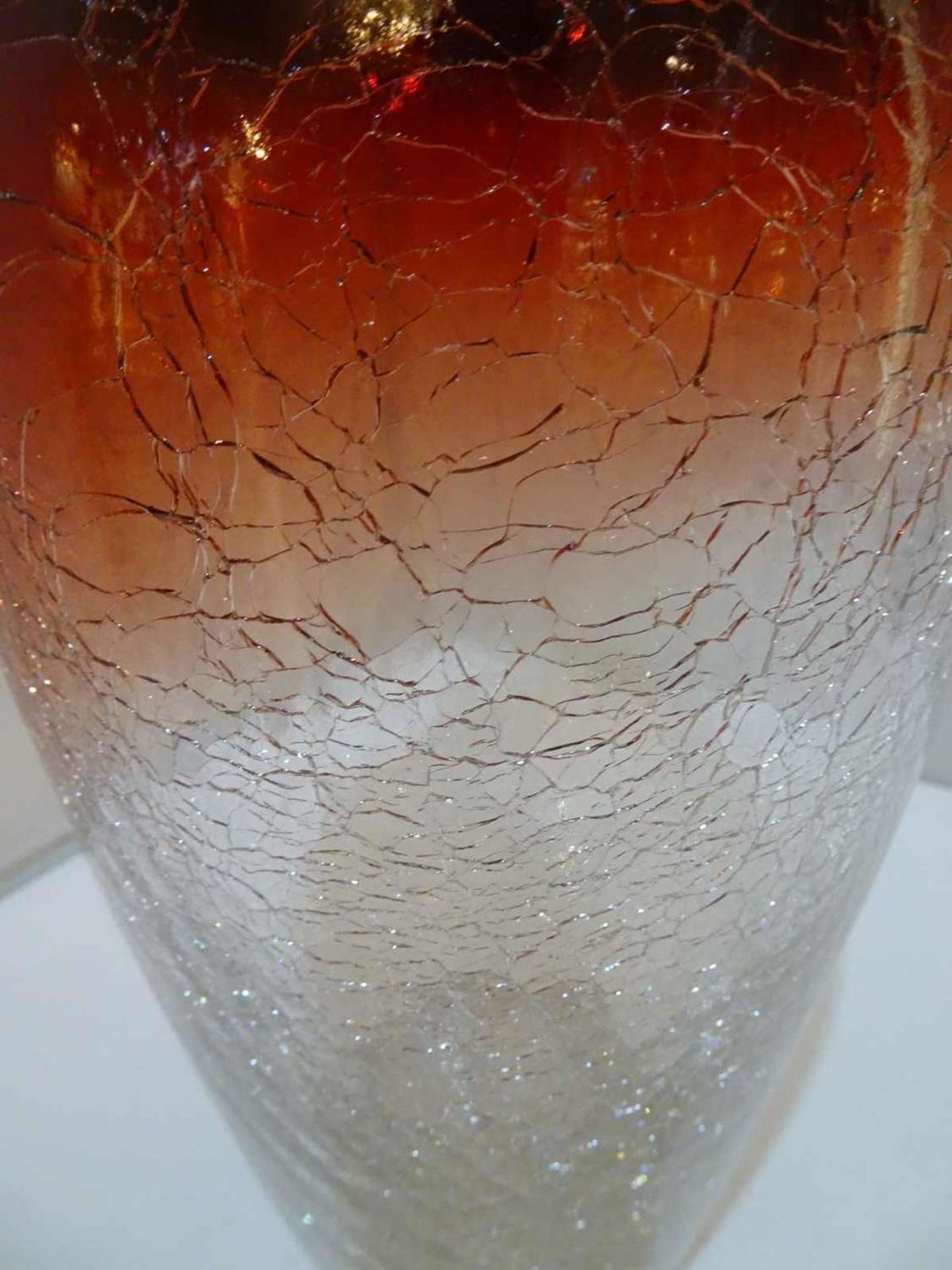 Eisglasvase, bay. Wald. Klarglas in rot überlaufend. Höhe ca. 29 cm. Topzustand. Ice glass vase, - Bild 2 aus 2
