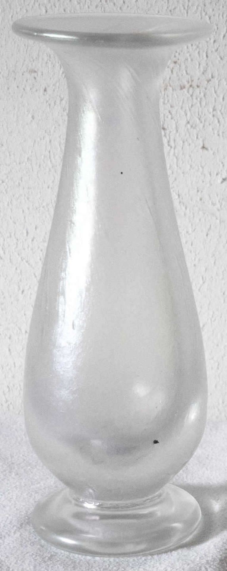 Künstler - Glasvase, artik - weiß, schlanke Form. Bayerischer Wald. Höhe: ca. Artist - glass vase,