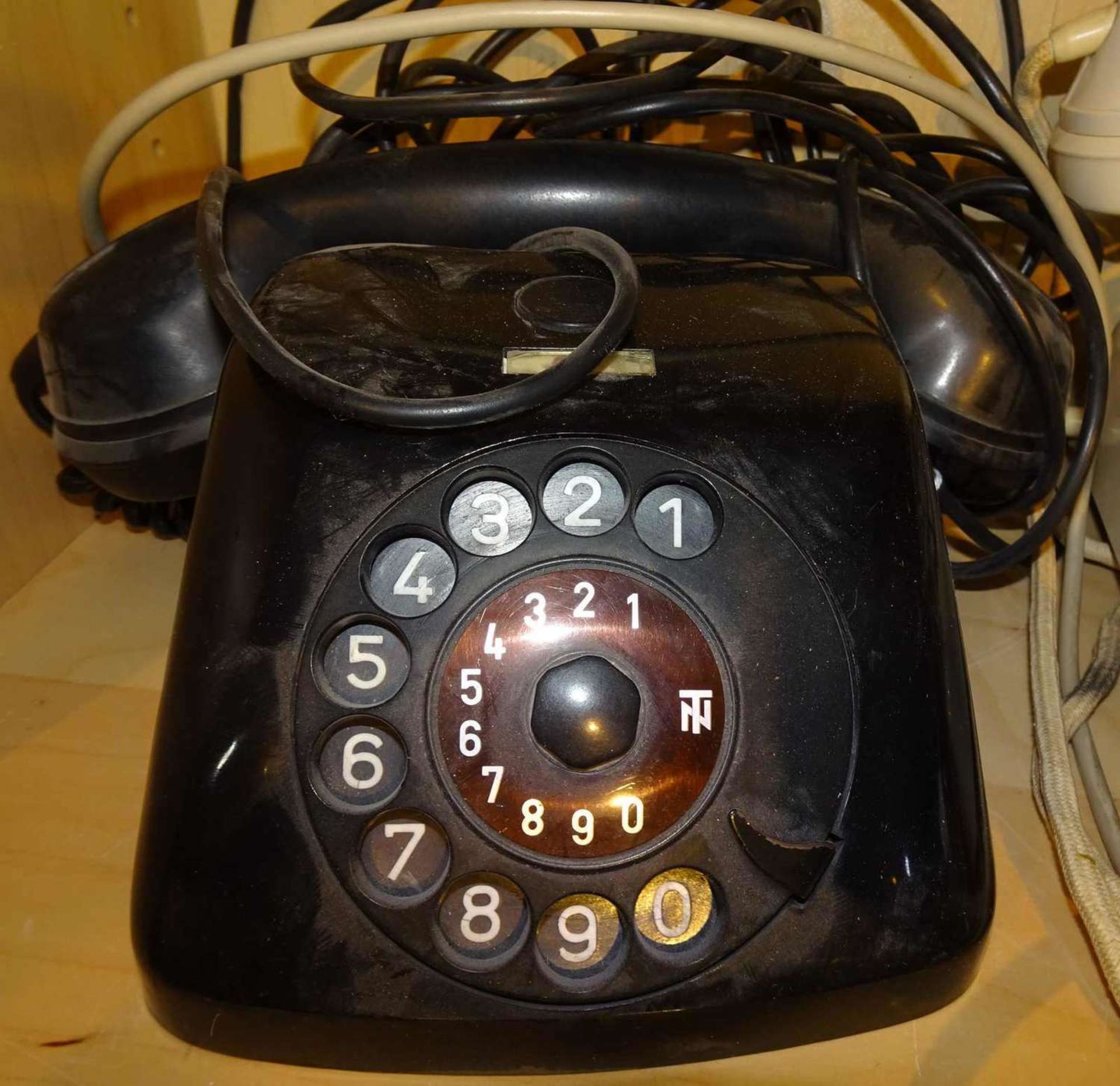 2 ältere Telefone, 1x schwarz, 1x elfenbeinfarben. 2 older telephones, 1x black, 1x ivory. - Bild 2 aus 2