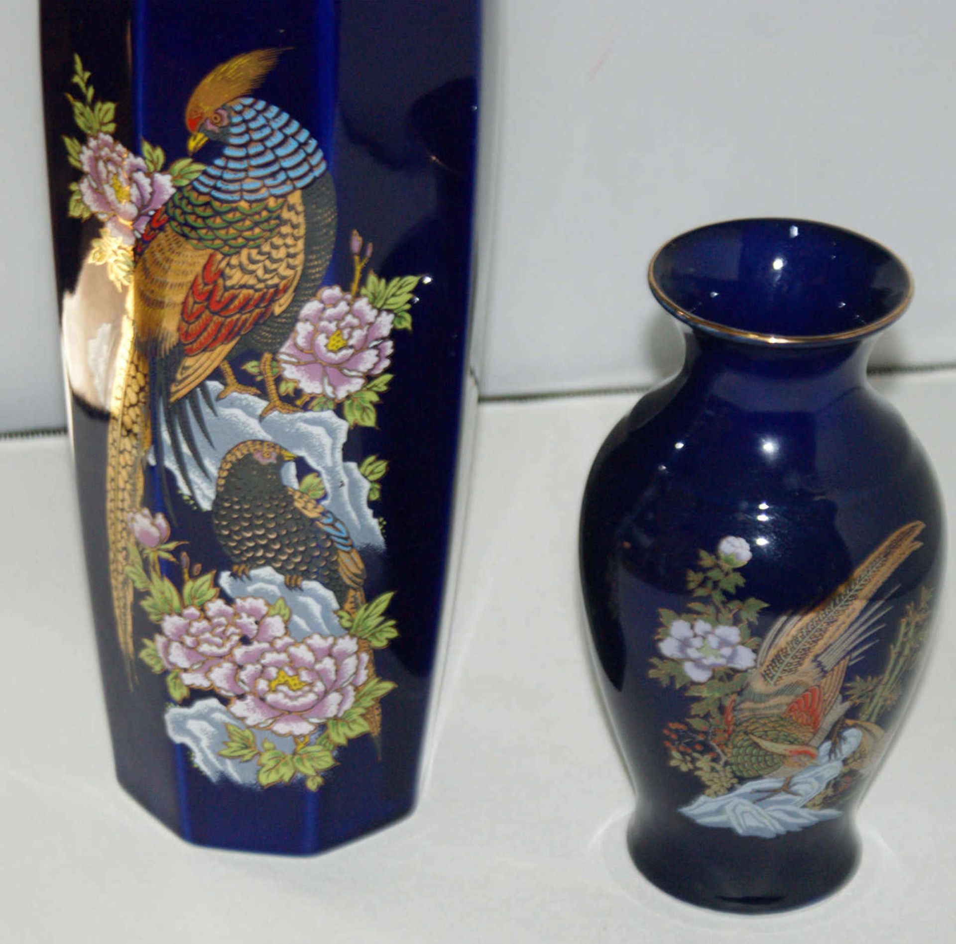 2 Porzellanvasen, kobaltblau, mit Vogel Motiven, reichhaltig dekoriert. Große Vase: Höhe ca. 27,5 - Bild 2 aus 3