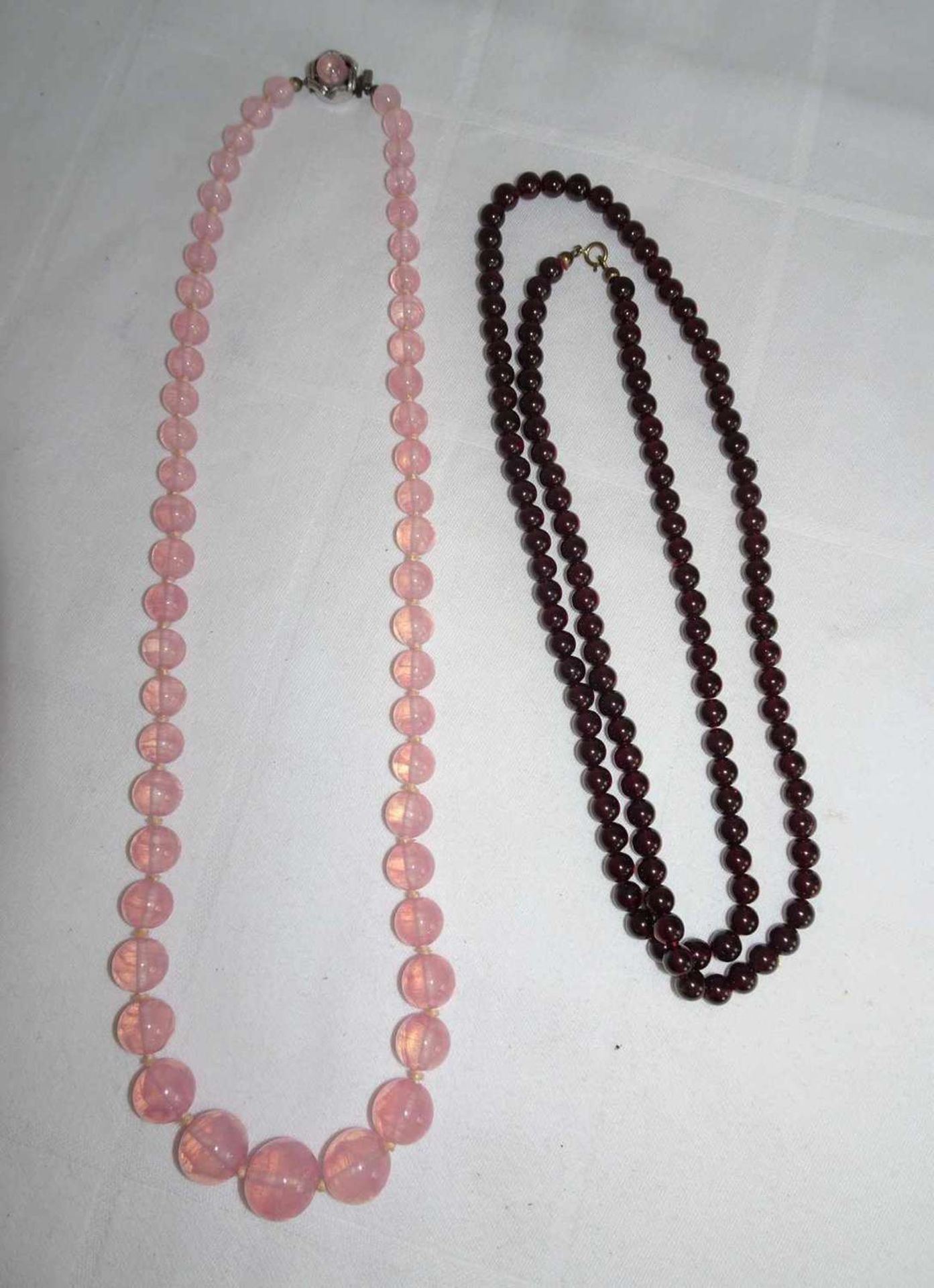 2 Halbedelsteinketten, 1x Rosenquarz, 1x Granatkette 2 semi-precious stone chains, 1x rose quartz,