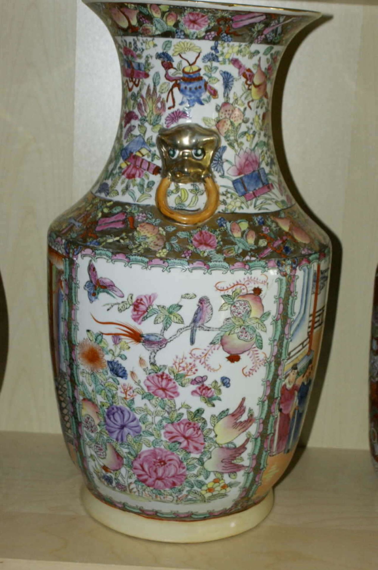 Große Keramikvase, reichlich bemalt mit chinesichen Szenen, sowie Blumen. Am Boden - Image 2 of 4