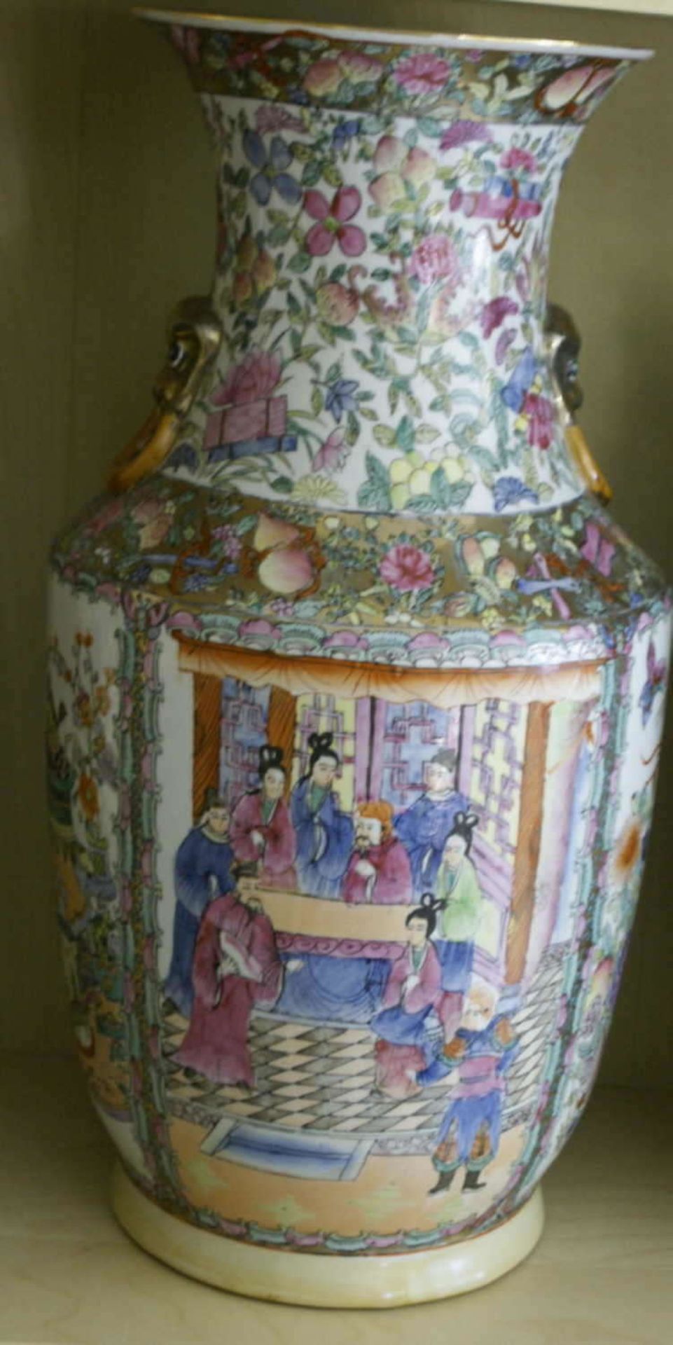 Große Keramikvase, reichlich bemalt mit chinesichen Szenen, sowie Blumen. Am Boden