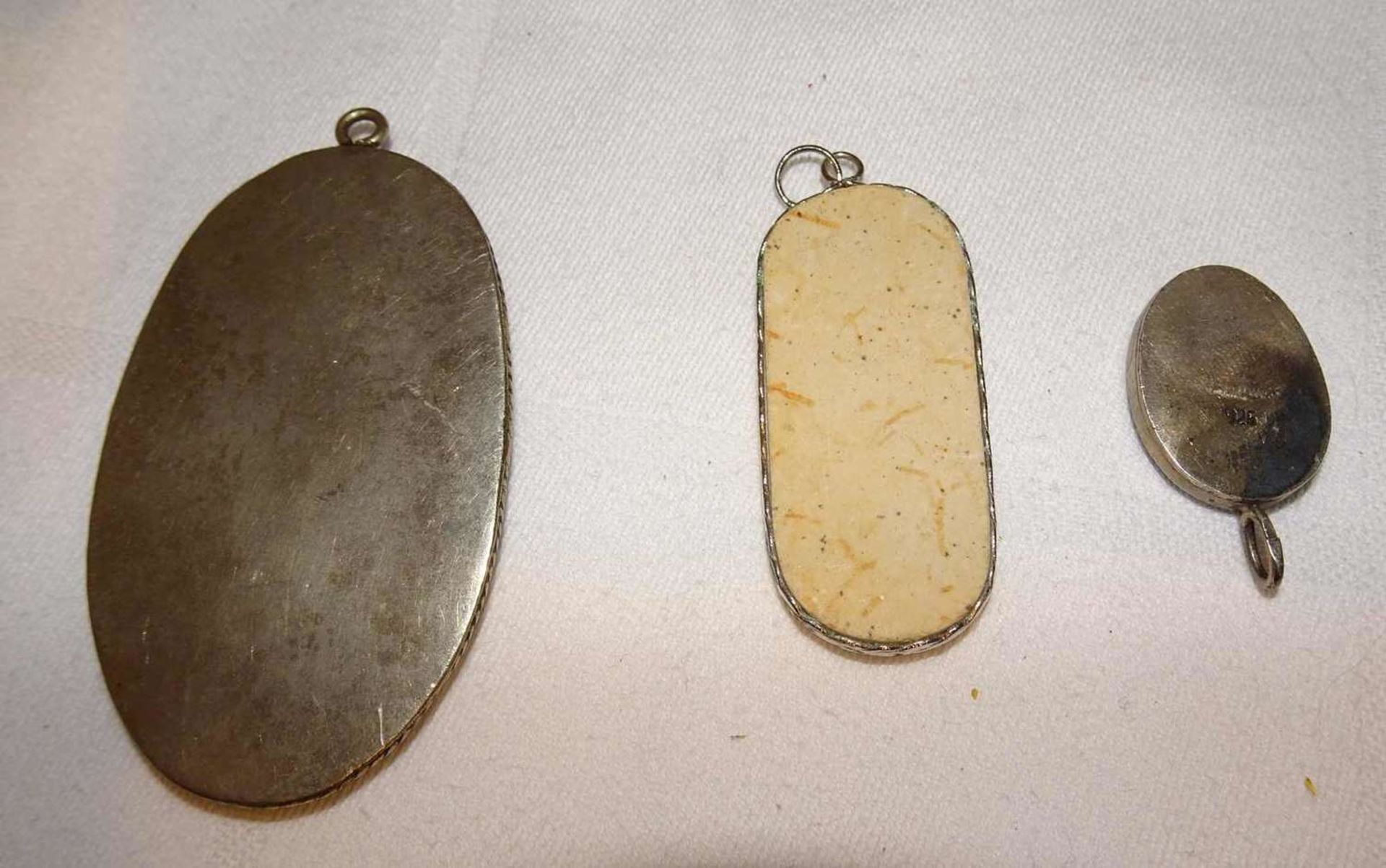 3 Anhänger - Fossilien, 2x versteinerter Fisch, etc. 3 pendants - fossils, 2x petrified fish, etc. - Bild 2 aus 3