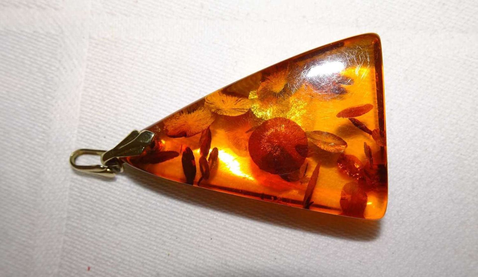 Nadel, 333er Gelbgold besetzt mit 1 Perle. Länge ca. 6,2 cm. Gewicht ca. 1,7 gr., sowie 1 Bernstein - Image 2 of 4