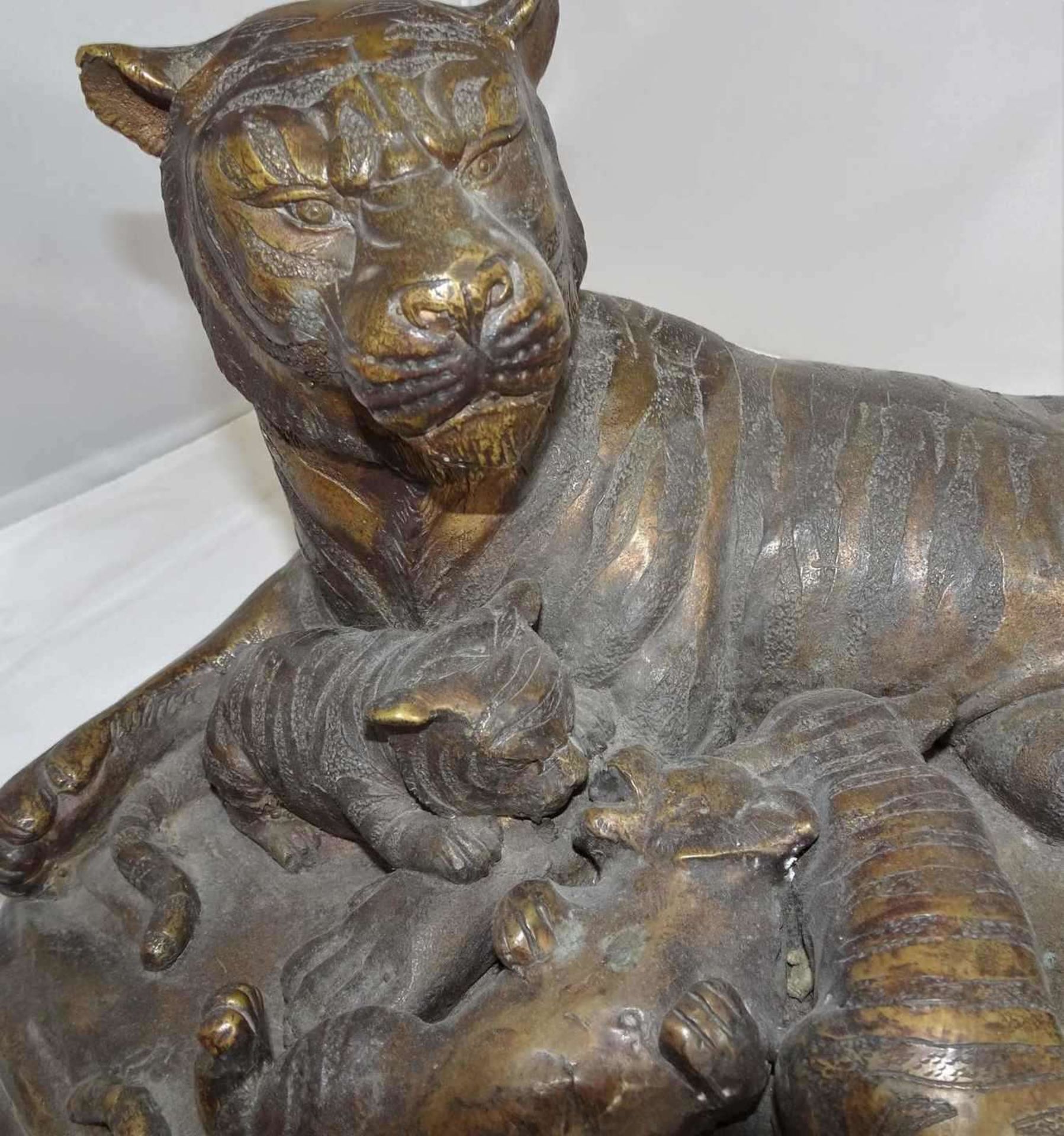 unbekannter Künstler, große Bronzefigur "Tiger mit Jungen", Höhe ca. 20 cm, Länge ca. 36 cm, Tiefe - Bild 2 aus 3