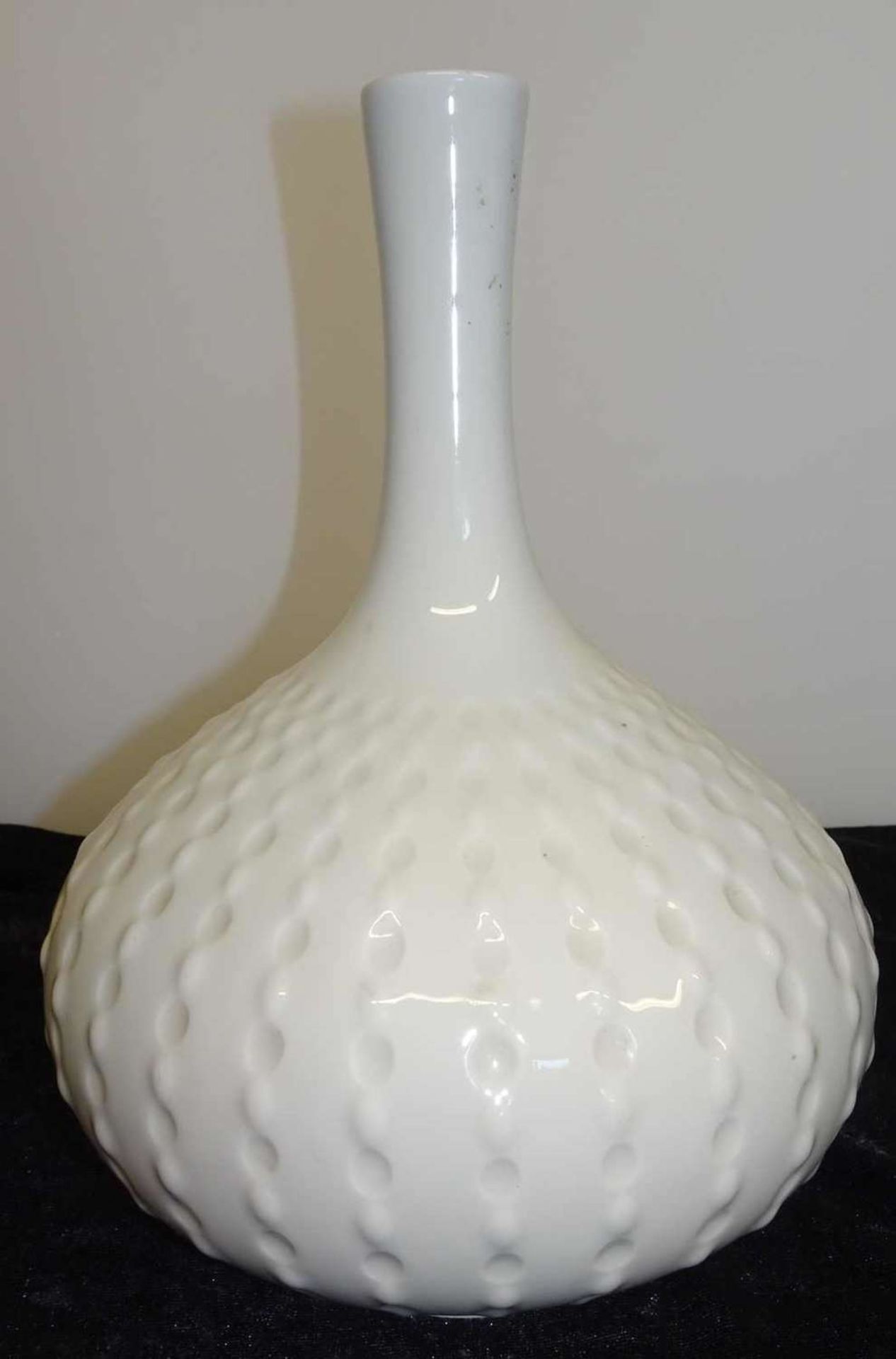 Meissen, Vase Kugelfisch nach Ludwig Zepner, 1965, Dekor rein weiss mit Tropfen Relief, blaue