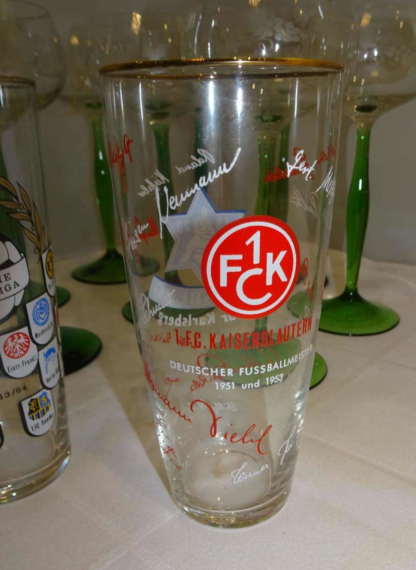 Lot Gläser, dabei 8 Weingläser mit grünem Stil, sowie 4 Biergläser, dabei 1x FC Kaiserslautern dt. - Bild 2 aus 2