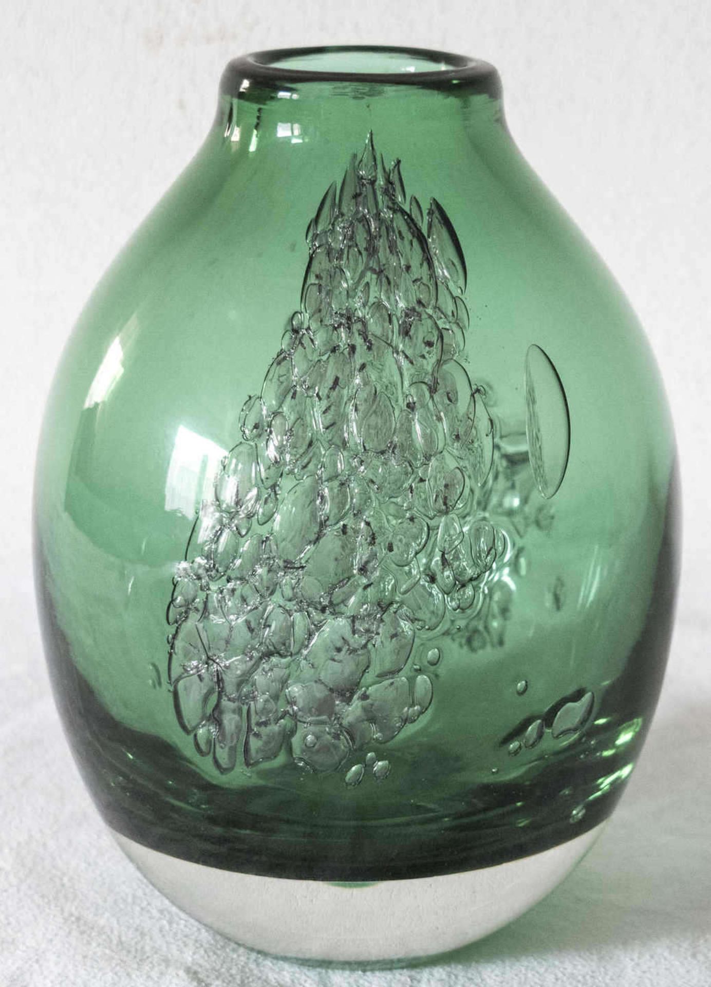 Heinrich Löffelhardt, Glasvase, grün. Höhe: ca. 22 cm. Heinrichöffelhardt, glass vase, green.