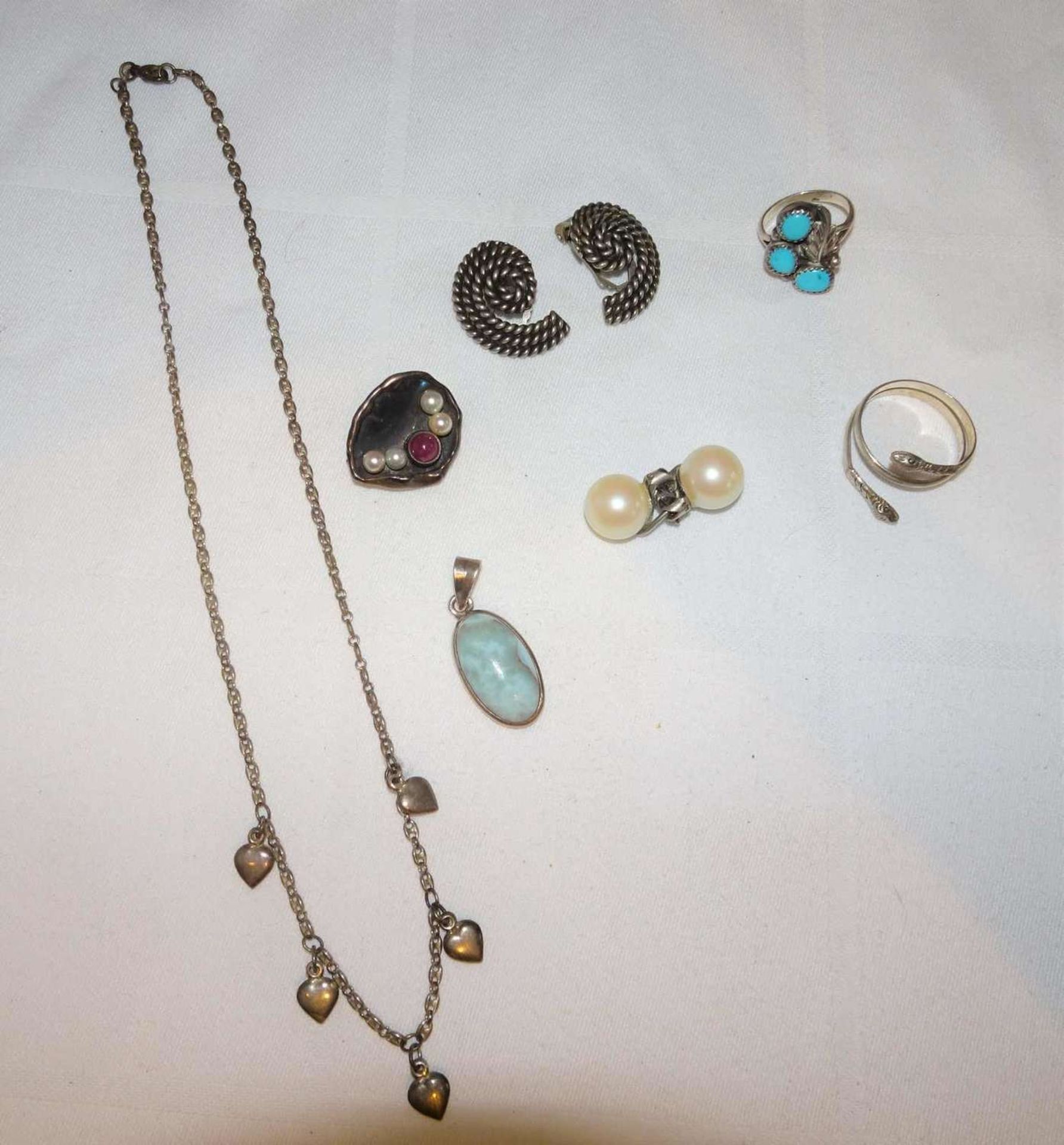 Lot Silberschmuck dabei Kette, 2 Ringe, 2 Ohrclips, 1 Brosche, sowie 1 Anhänger. Gesamtgewicht ca.