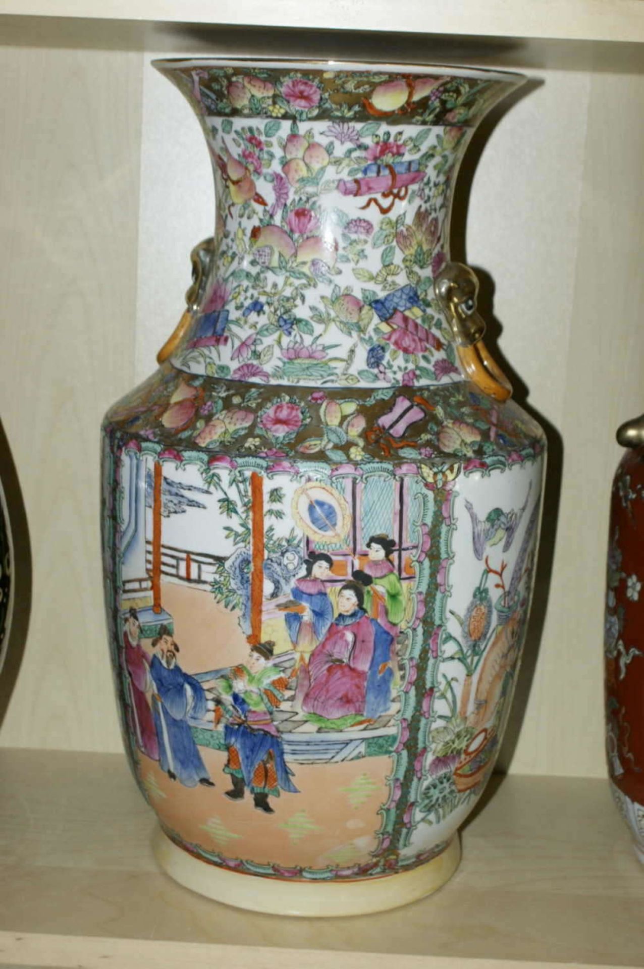 Große Keramikvase, reichlich bemalt mit chinesichen Szenen, sowie Blumen. Am Boden - Image 3 of 4