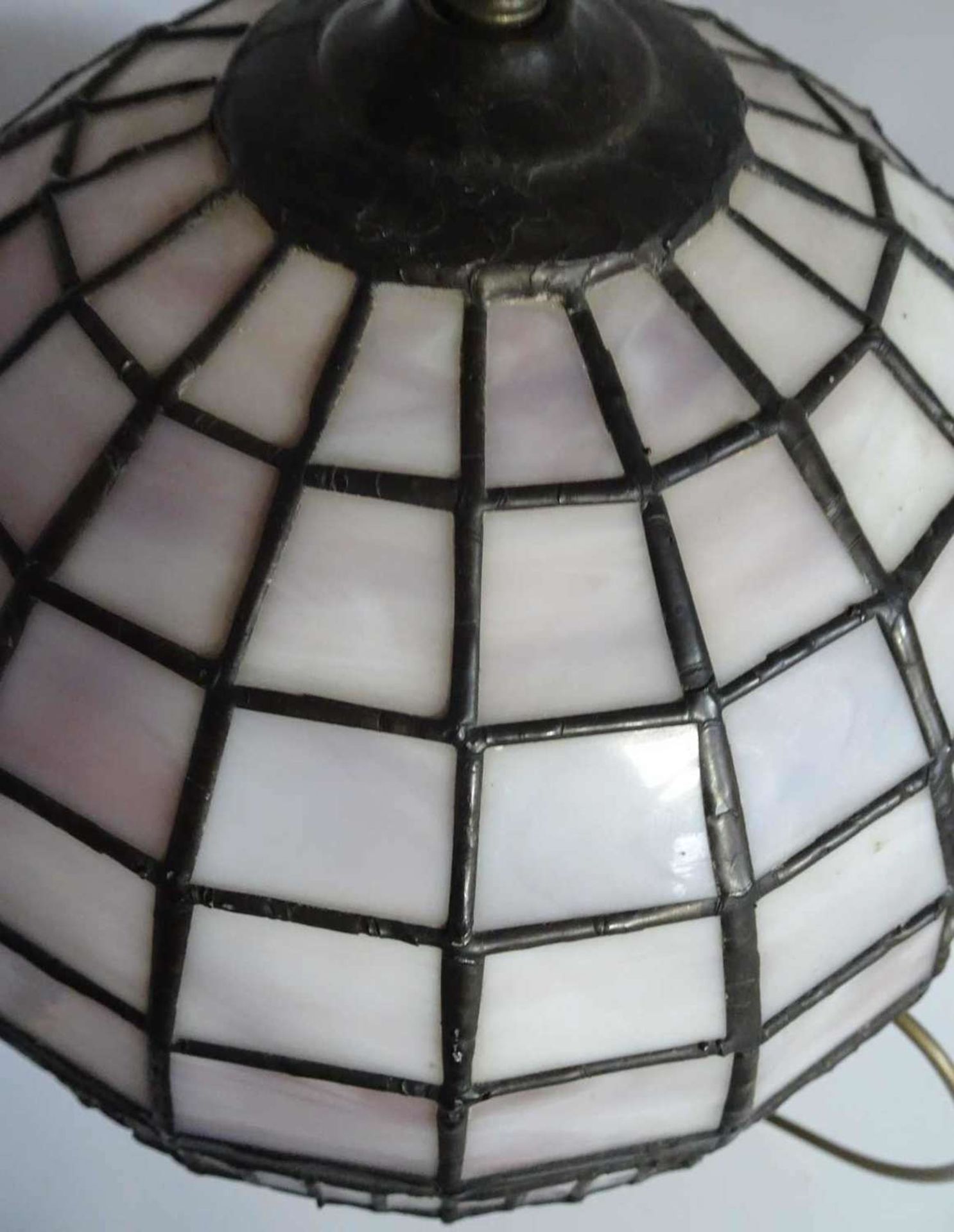 1 Tischlampe im Tiffany Stil. Höhe ca. 42 cm 1 Tiffany style table lamp. Height approx. 42 cm - Bild 2 aus 3