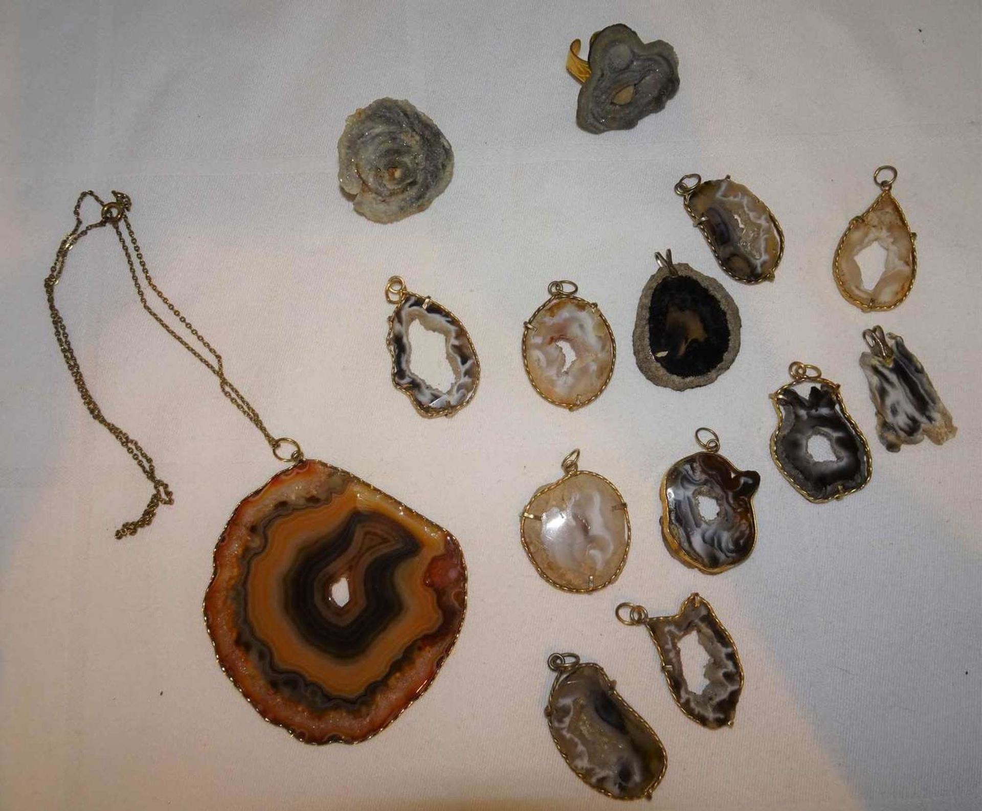 Lot Halbedelsteinschmuck, dabei 2 Ringe, 11 Anhänger, sowie 1 großer Anhänger mit Kette.