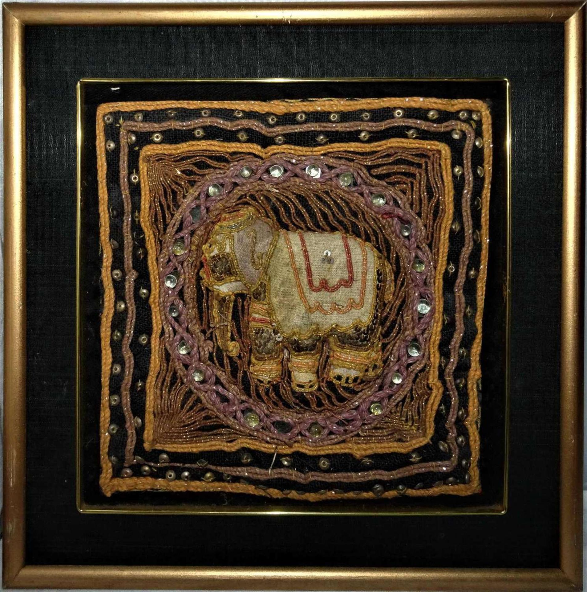 2 Stickbilder, Asien, Paillettenbild. 1 Elefant, sowie 1 Pferd. Maße: Höhe ca. 33 cm, Breite ca. 33 - Bild 2 aus 3
