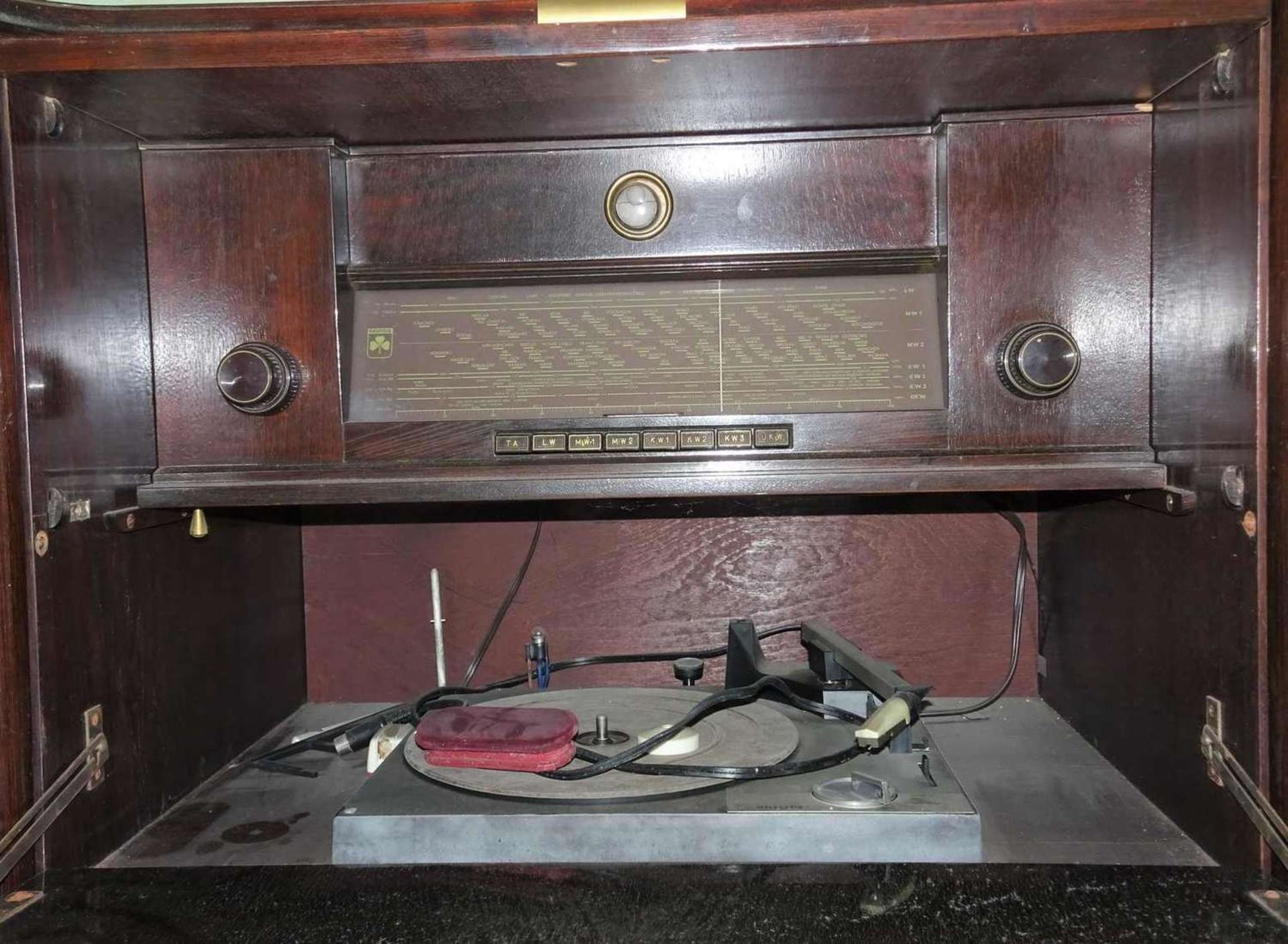 Vintage Musikschrank, ca. 50er Jahre, mit Radio und Plattenspieler, sowie alte LP´s und Singles. - Bild 2 aus 5