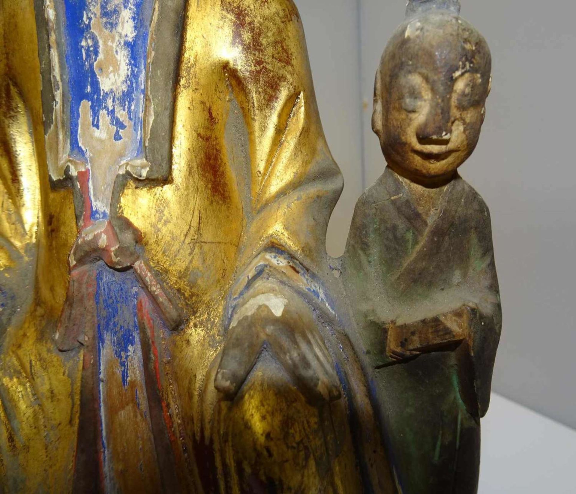 Herrscherfigur mit Beifiguren, China 18./19. Jahrhundert, Holz. Rückseitig verschlossene - Image 4 of 4