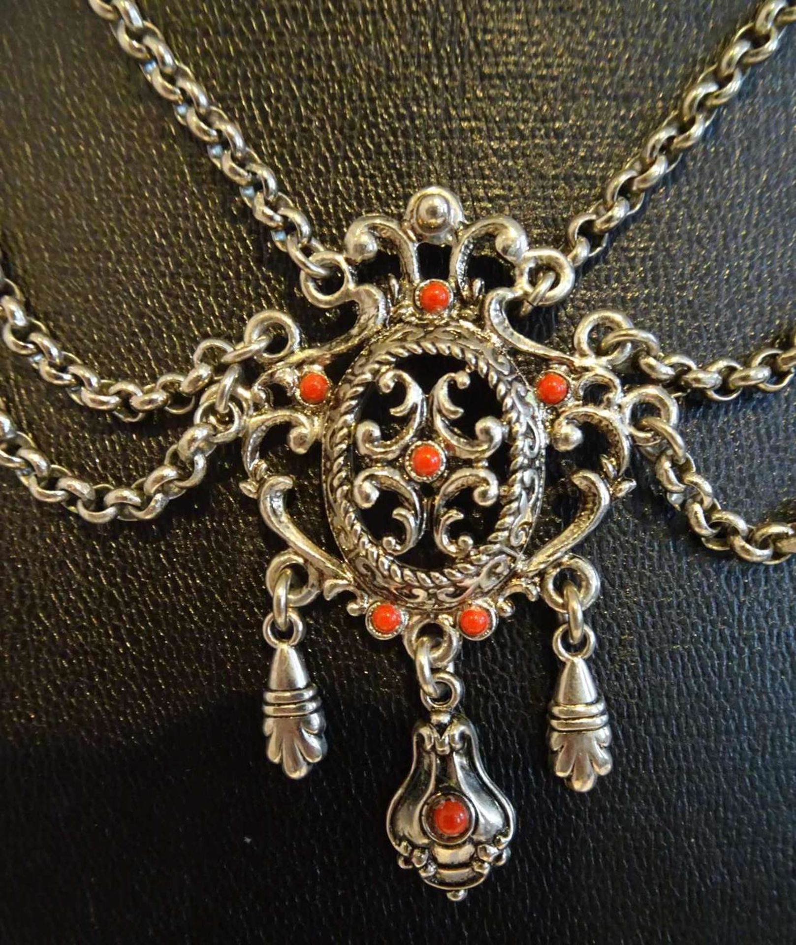 alte Trachtenmodeschmuckkette mit Abhängungen. Länge ca. 42 cm old costume jewelry chain with - Bild 2 aus 2
