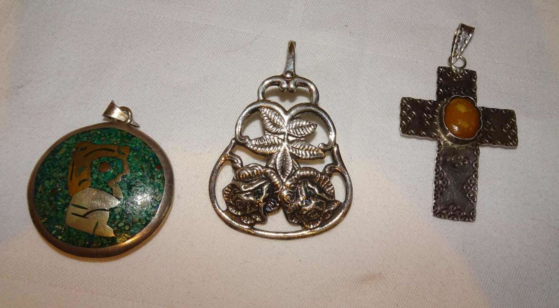 3 Anhänger, Silber, dabei 1 Kreuz mit Bernstein, etc. 3 pendants, silver, including 1 cross with