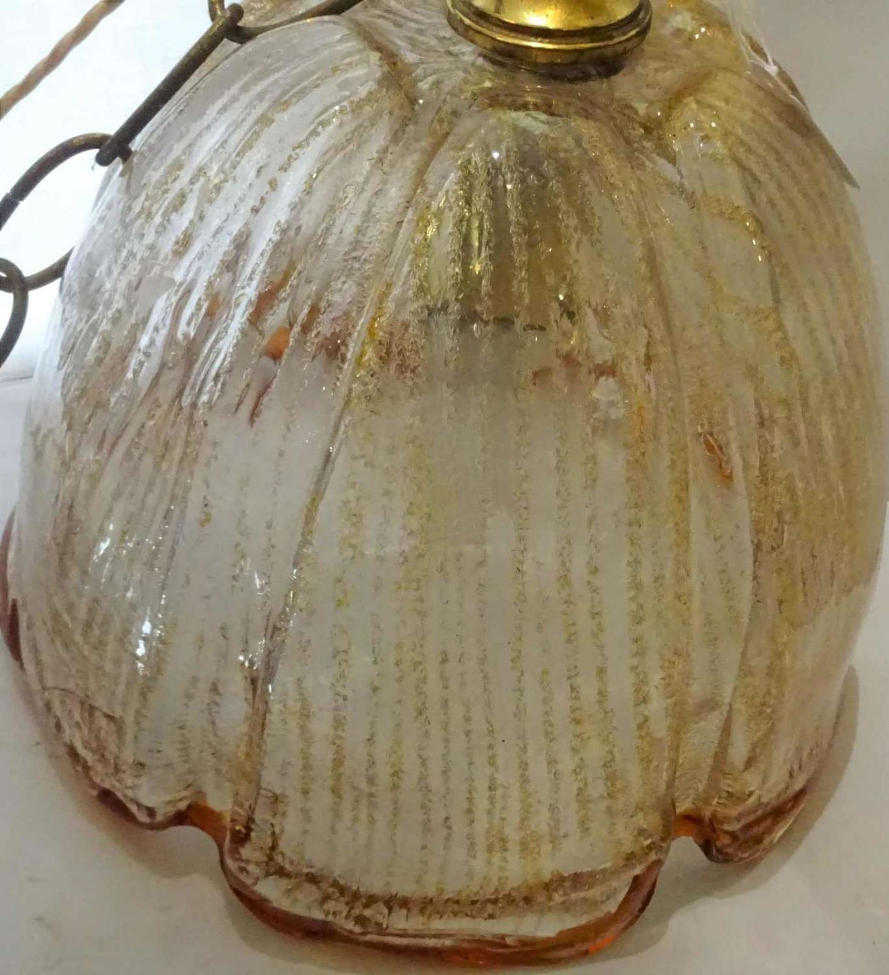 Eine Murano Glaslampe mit goldfarbenen Einschmelzungen. Höhe ca. 30 cm, Durchmesser ca. 35 cm. - Bild 2 aus 2