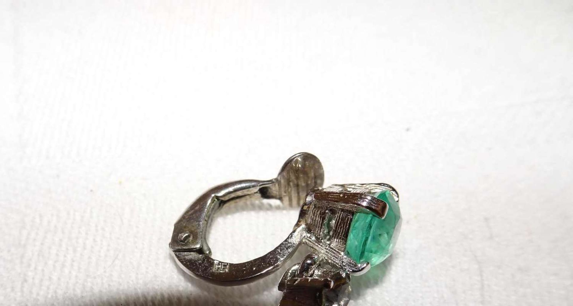 1 Paar Ohrclips, 925er Silber, besetzt mit grünen Glassteinen. Gesamtgewicht ca. 7,5 gr. 1 pair of - Bild 2 aus 2