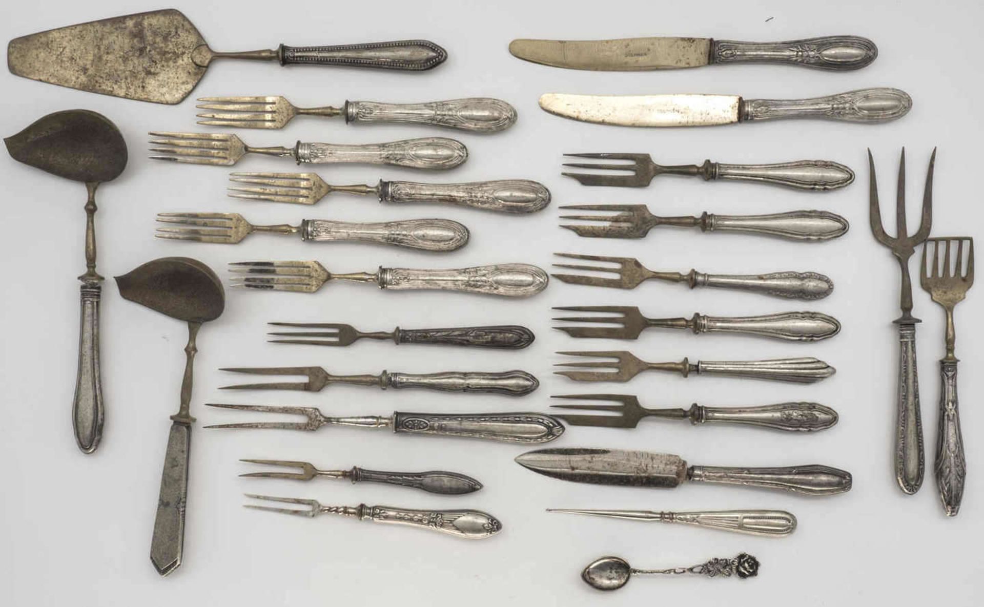 Lot Besteckteile, Griffe Silber 800. Gesamtgewicht: ca. 697,7 g. Lot of cutlery, silver handles