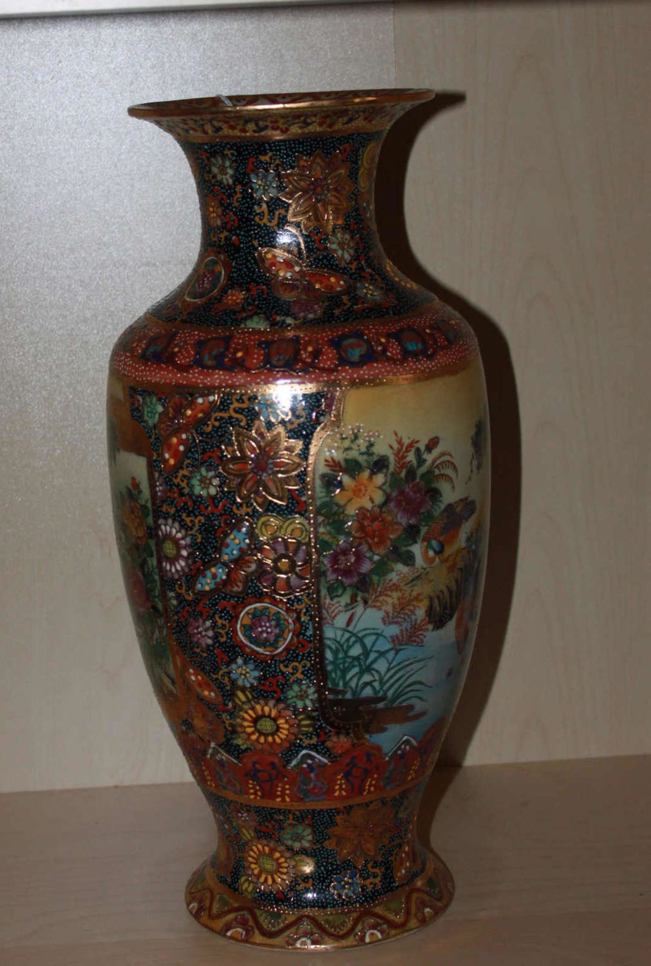 Jing an China Vase mit feinster Bemalung, viele Goldapplikationen. Am Stand rote Glasurmarke Jing