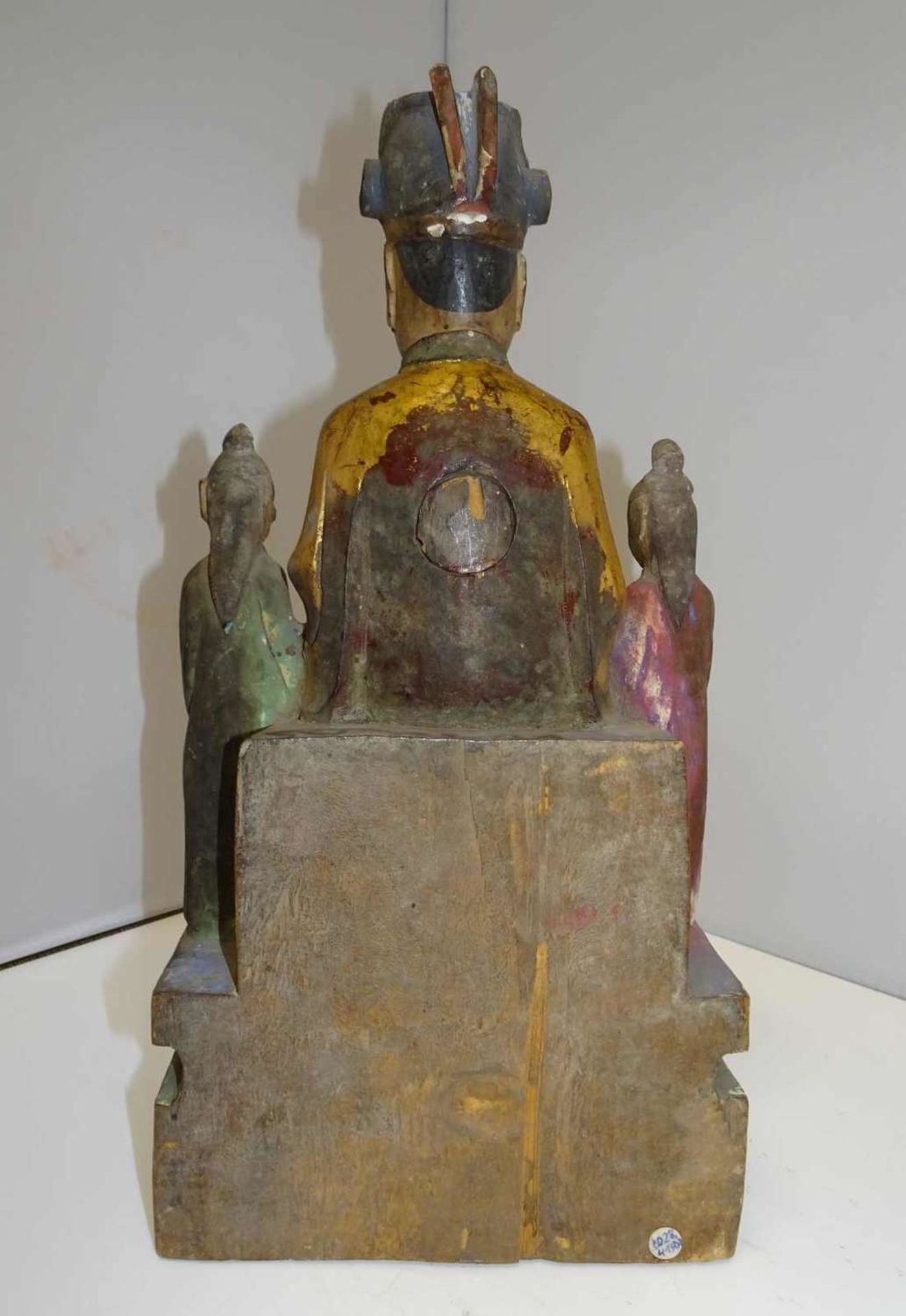 Herrscherfigur mit Beifiguren, China 18./19. Jahrhundert, Holz. Rückseitig verschlossene - Image 2 of 4