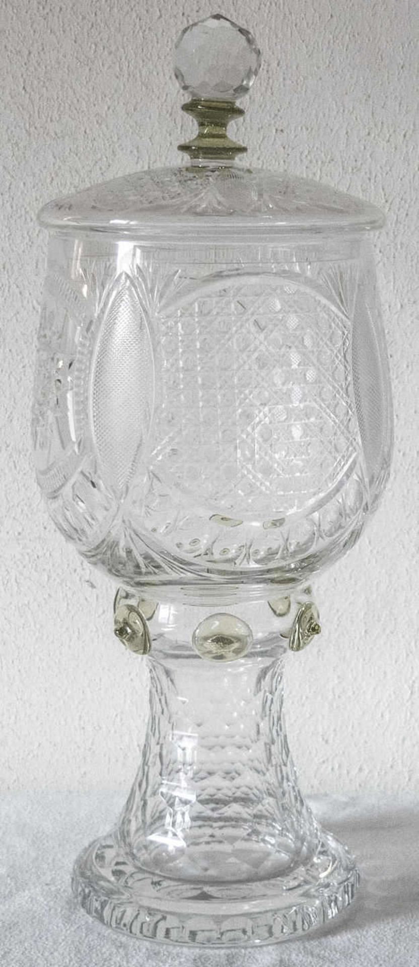 Glas - Pokal mit Deckel, bayerischer Wald, farbige Aufschmelzungen. Feiner Schliff. Höhe: ca. 38