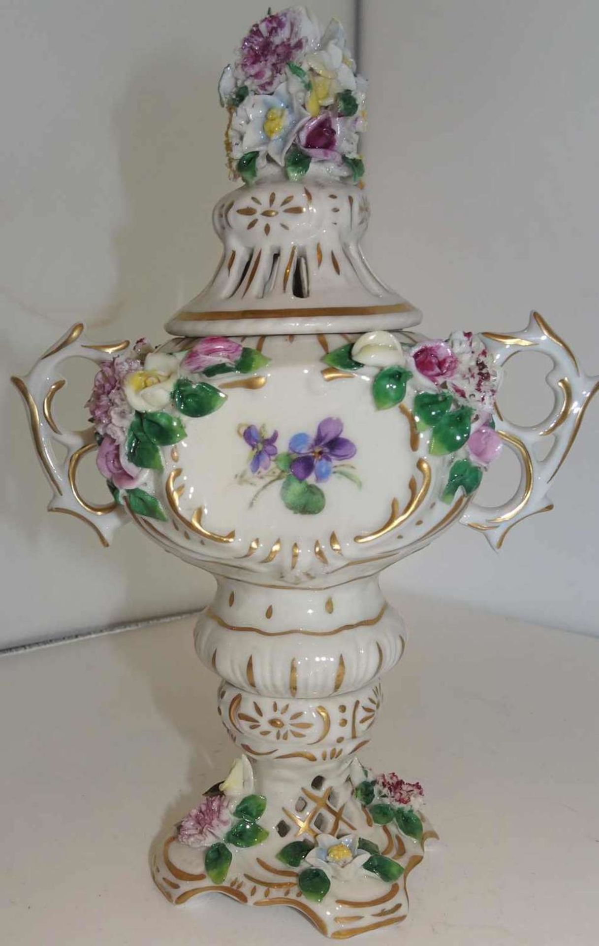 kleine Amphoren Porzellanvase mit aufgesetzten Blüten, grüne K Unterglasurmarke "Dresdner Art", 3-