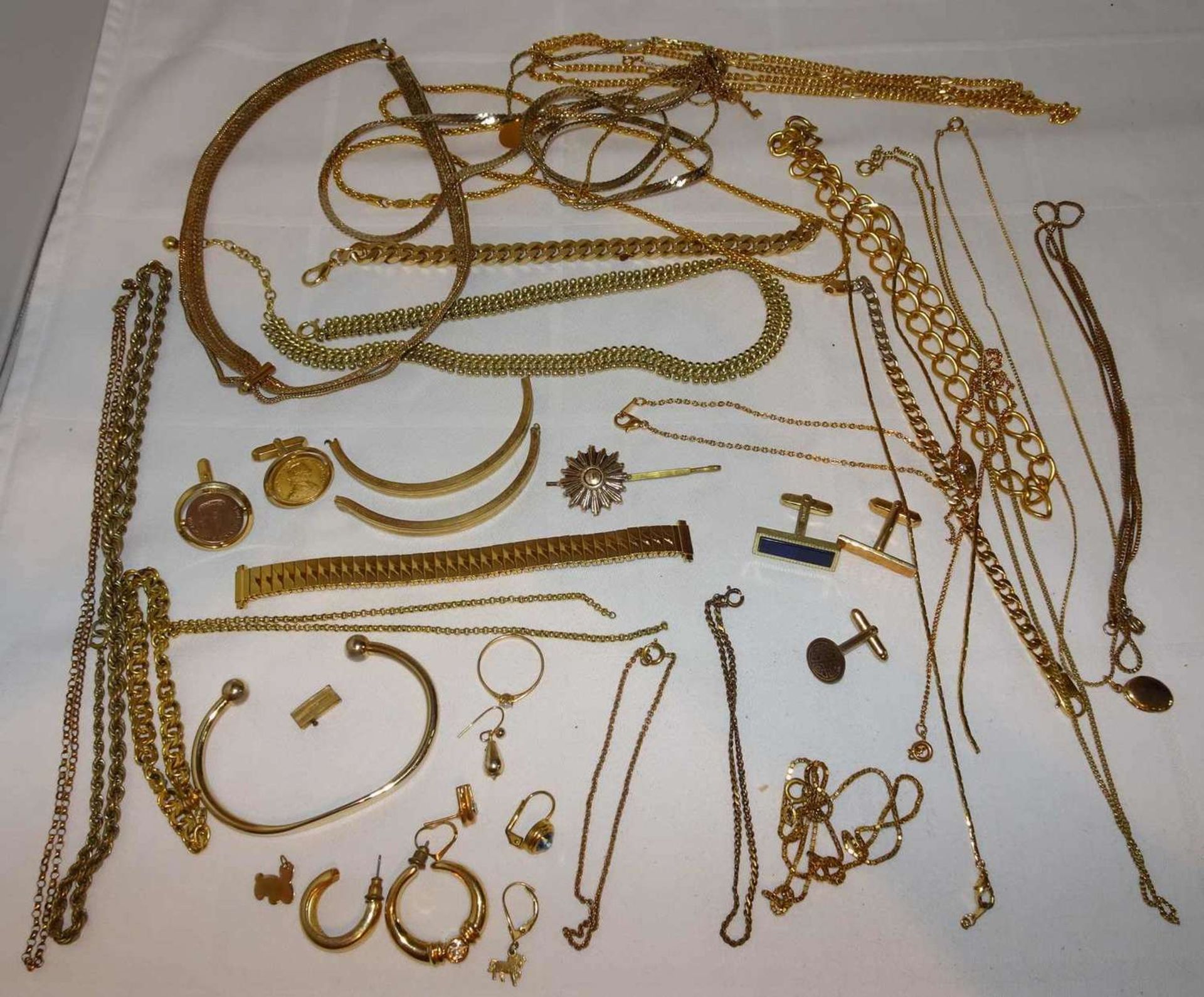 Lot goldfarbener Modeschmuck, dabei Ketten, Armreif, etc. Lot of gold-colored fashion jewelry,