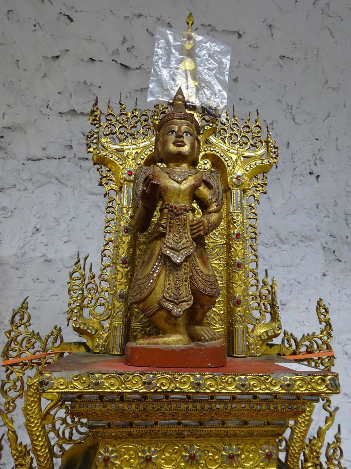 1 reich verzierter Altar, wohl Bali, bestehend aus: Standtisch , 3 beiniger Elefantensockel, Altar, - Bild 2 aus 5