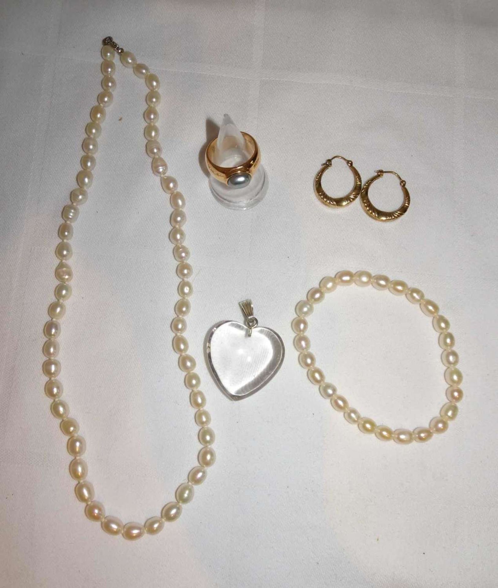 Lot Silber und Perlenschmuck, dabei 1 Perlenketten, 1 Perlenarmband, 1 Paar Creolen vergoldet, 1